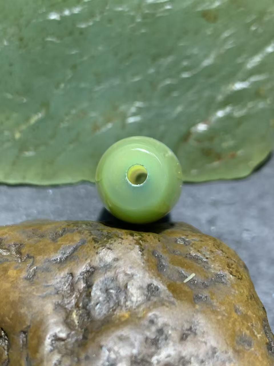 精美冰透高玉化瓷白绿双色缠丝玛瑙桶珠一颗