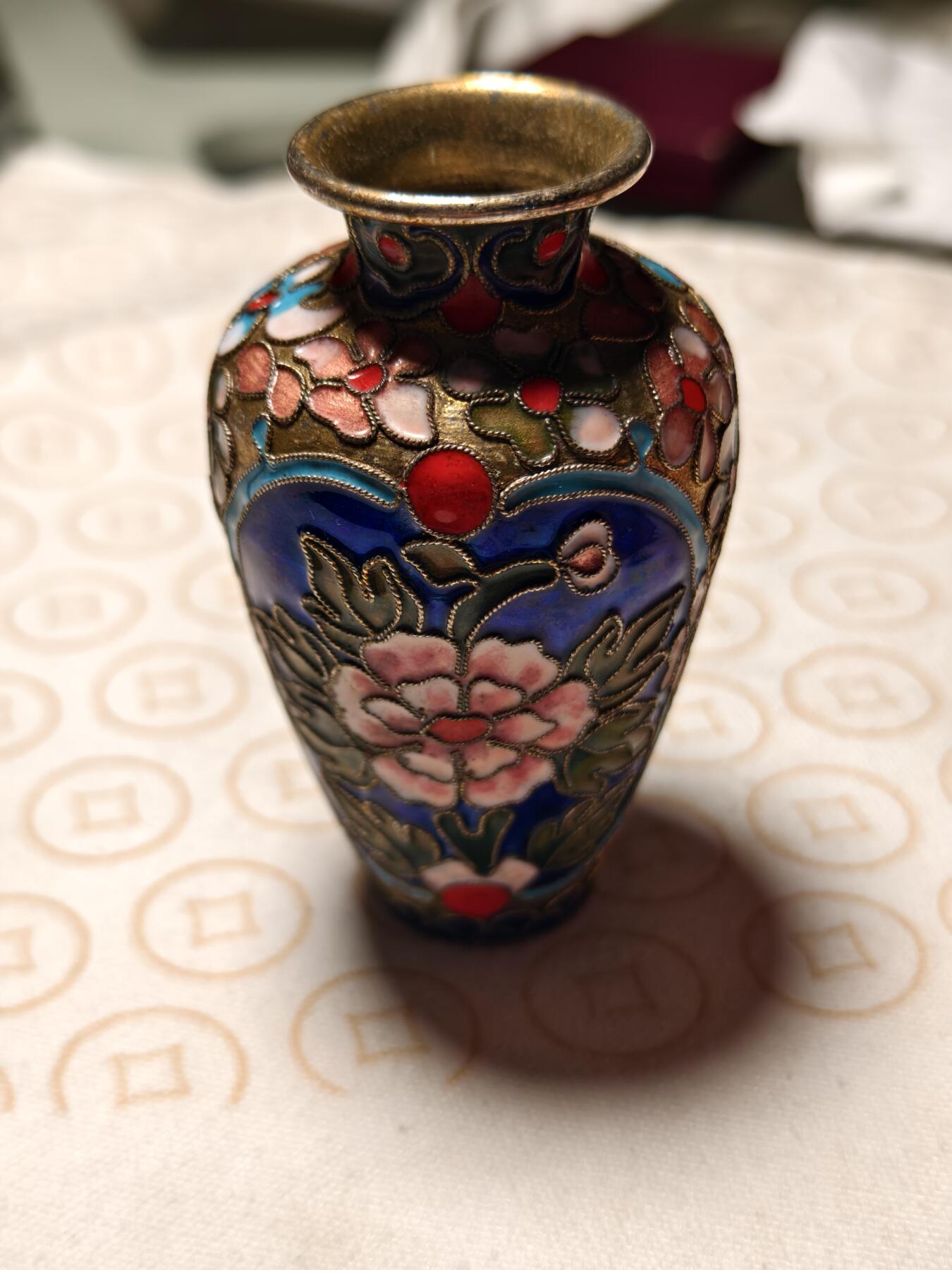 抚柳草堂-第六期章牌钱币 奖章勋章限时免佣 满百包邮 放漏专场 80年代出口创汇时期景泰蓝小花瓶 铜胎掐丝珐琅纯手工小花瓶 高10cm左右 重70.1g