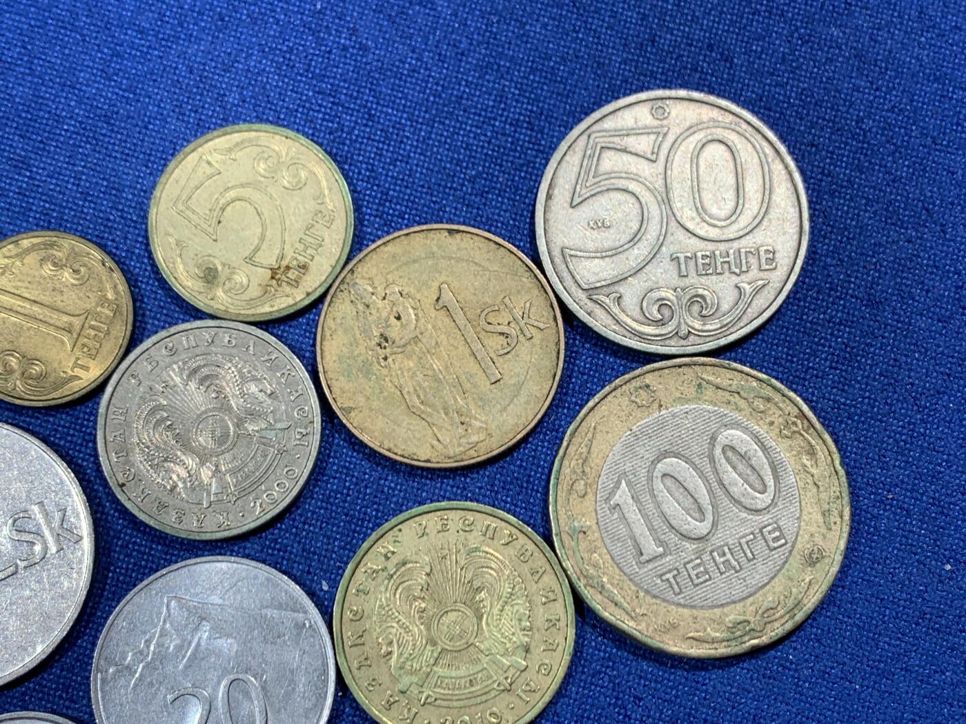 《竞宝斋》第455场 周日，周一 2场连拍 （全场包邮，欢迎送拍） 10枚一组 哈萨克斯坦钱币6枚和斯洛伐克钱币4枚