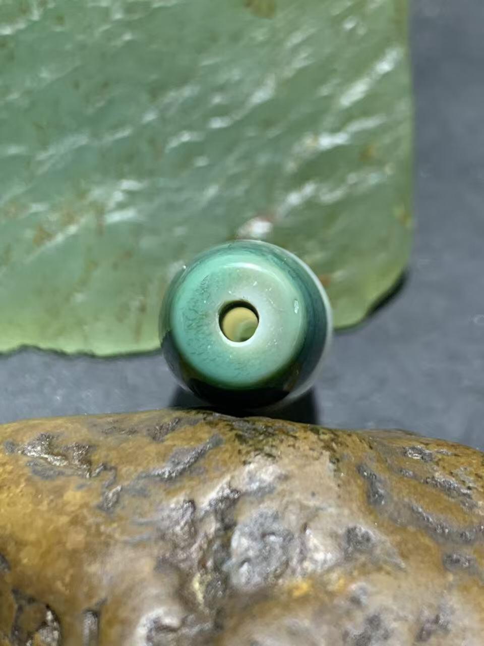 精美冰透高玉化瓷白绿双色缠丝玛瑙桶珠一颗，