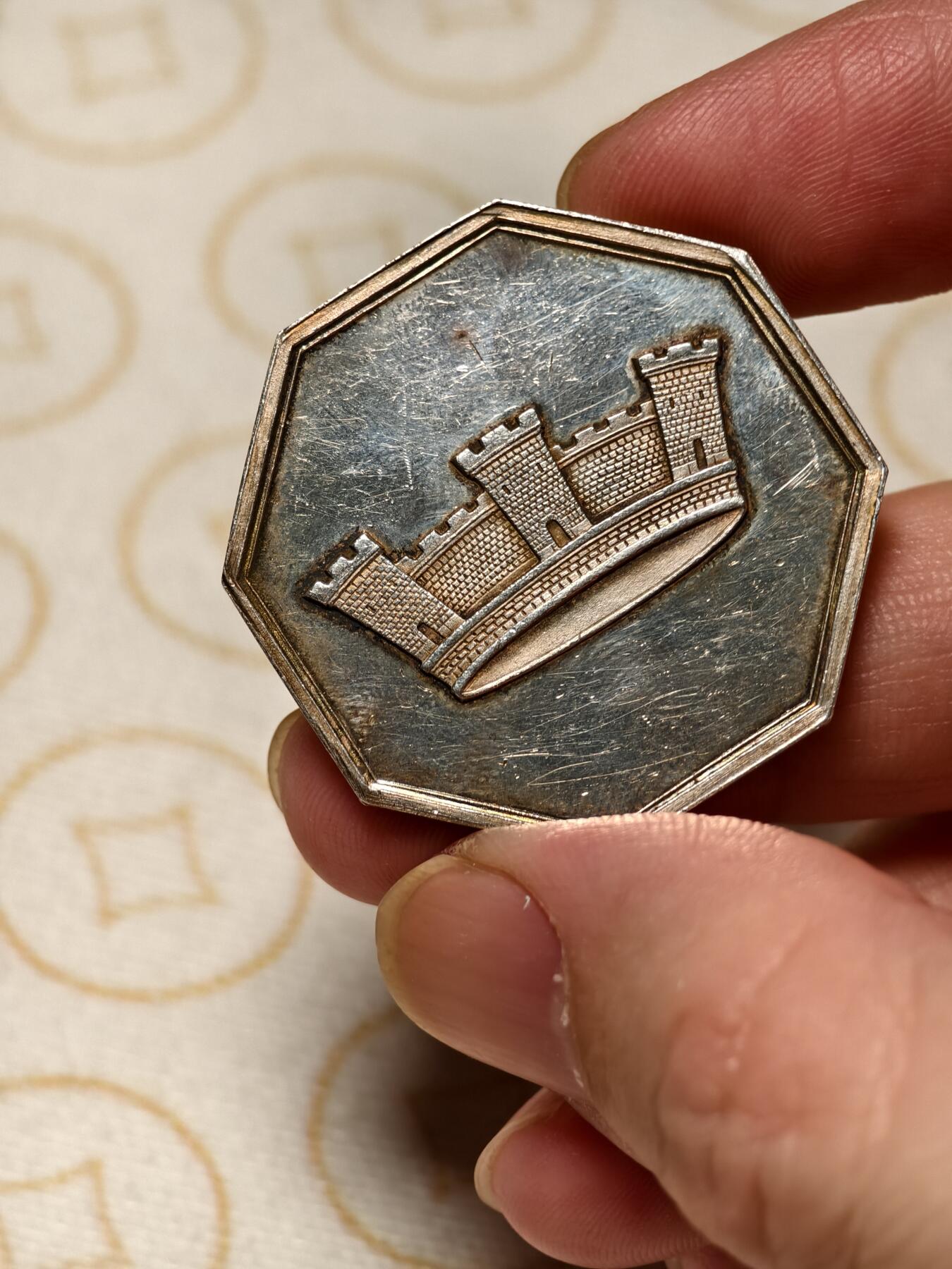 抚柳草堂-第六期章牌钱币 奖章勋章限时免佣 满百包邮 放漏专场 1838法国城市人寿保险公司八角银章 城堡王冠图 丰饶角AR边铭950银 35mm重20克 非常漂亮