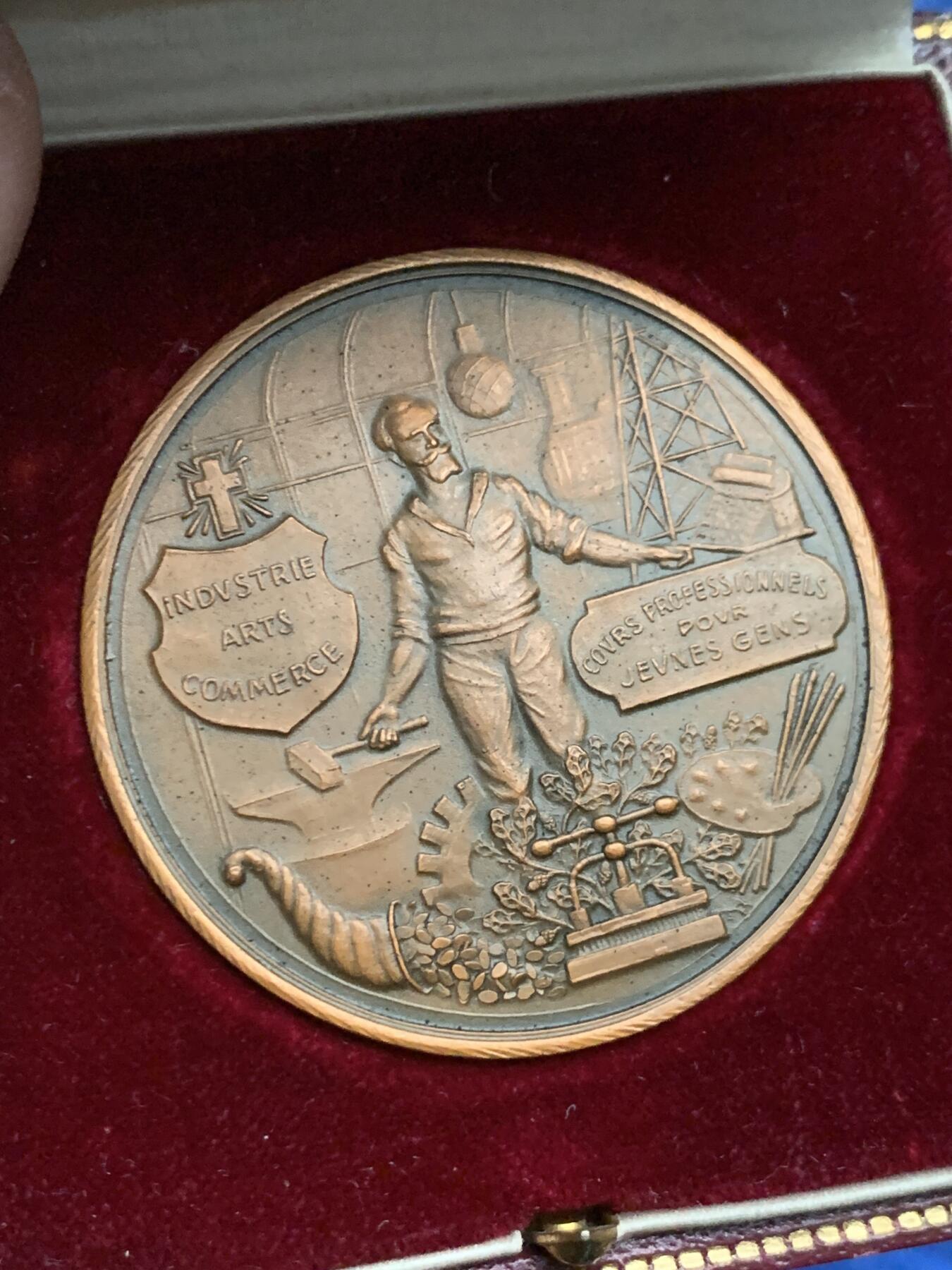 《竞宝斋》第455场 周日，周一 2场连拍 （全场包邮，欢迎送拍） 里昂自由学校兄弟会校友协会纪念铜章 31克 45.3mm 三角铜标 带原盒