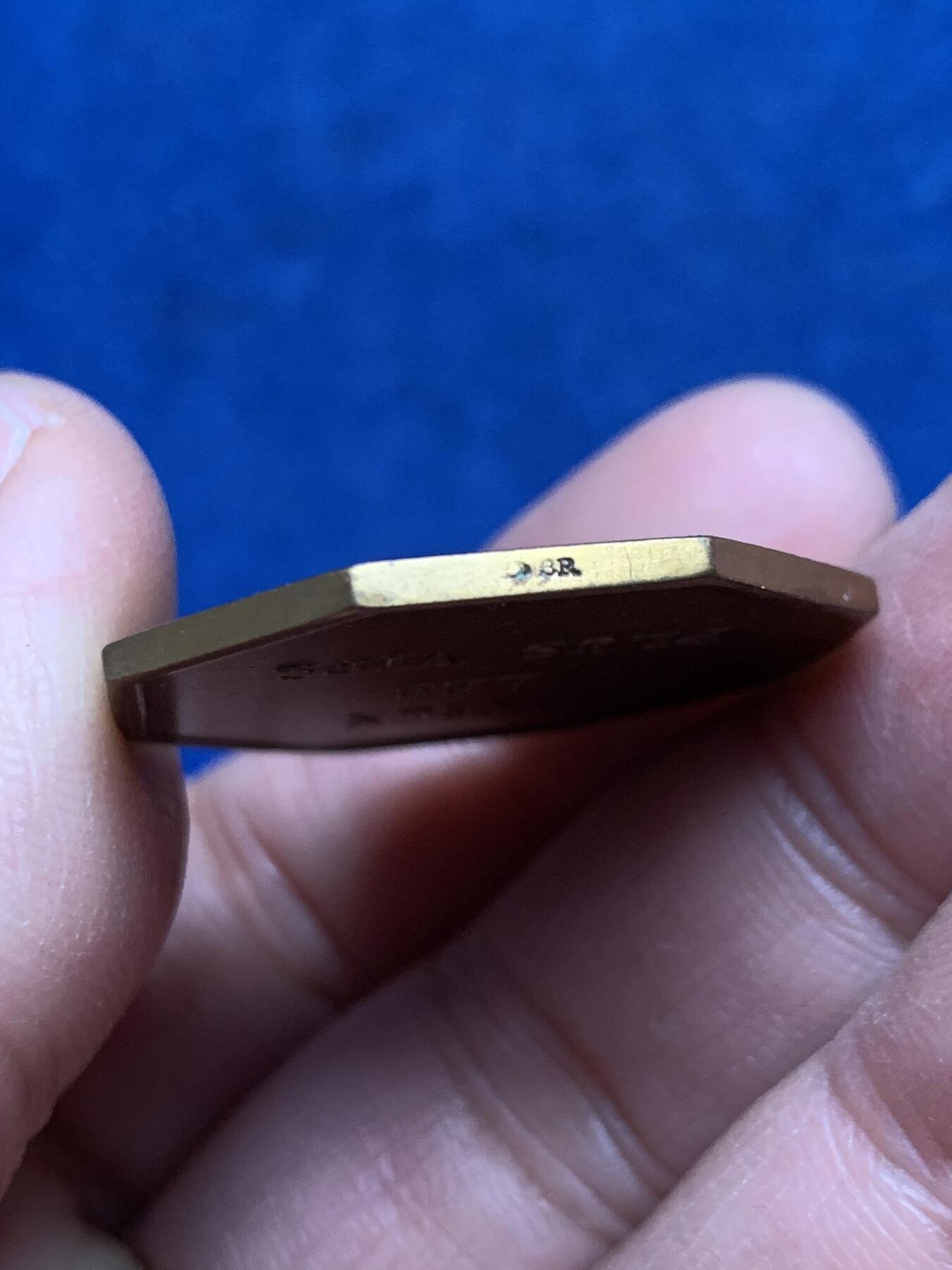 《竞宝斋》第455场 周日，周一 2场连拍 （全场包邮，欢迎送拍） 双鸟相依-形影不离八角铜章 重约12.7克 31mm