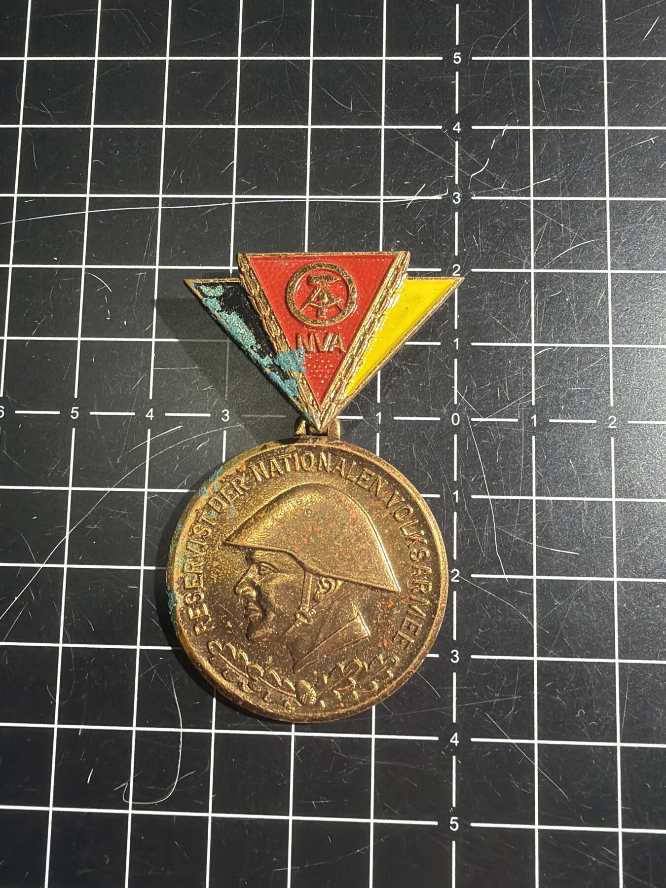 古冰库章牌勋赏收藏0起拍卖 东德人民军铜级军官奖章