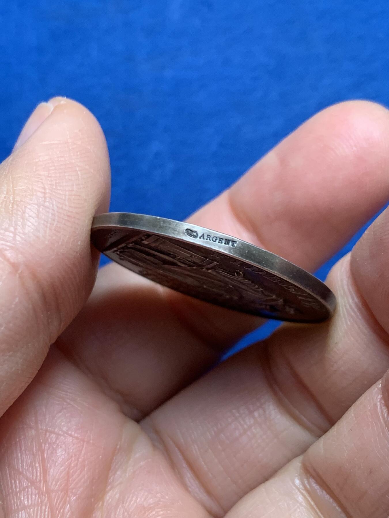 《竞宝斋》第455场 周日，周一 2场连拍 （全场包邮，欢迎送拍） 法国婚姻与爱情纪念银章 背面无刻字 丰饶角银标 16.28克 32MM 依偎