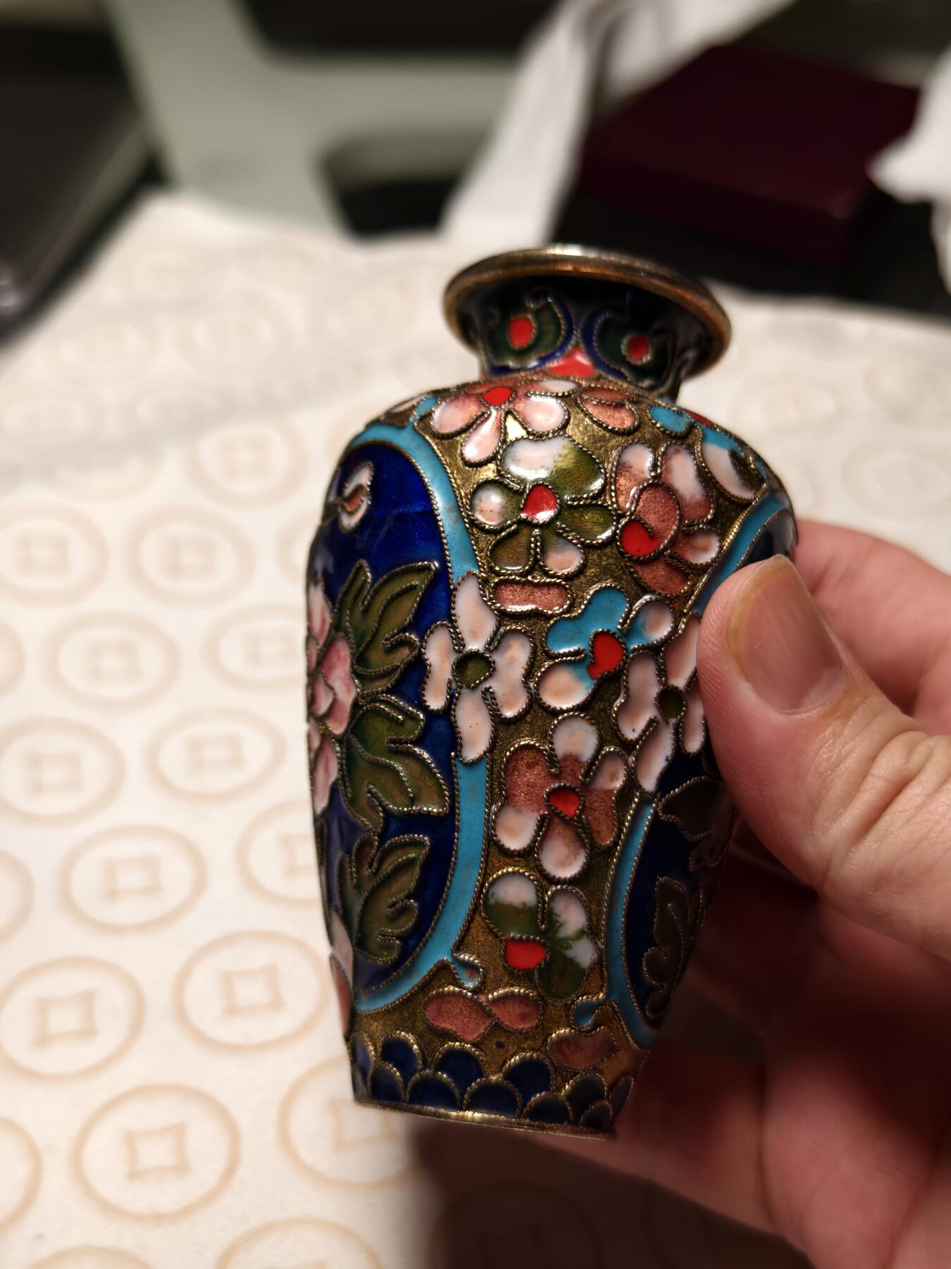 抚柳草堂-第六期章牌钱币 奖章勋章限时免佣 满百包邮 放漏专场 80年代出口创汇时期景泰蓝小花瓶 铜胎掐丝珐琅纯手工小花瓶 高10cm左右 重70.1g