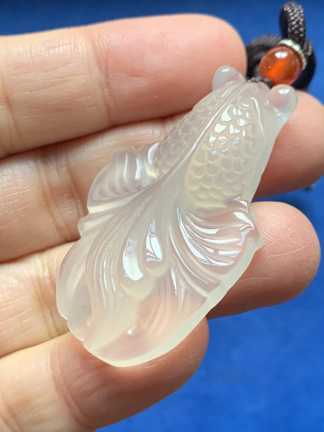 《竞宝斋》第455场 周日，周一 2场连拍 （全场包邮，欢迎送拍） 玛瑙小金鱼雕刻挂件 总重约16.4克