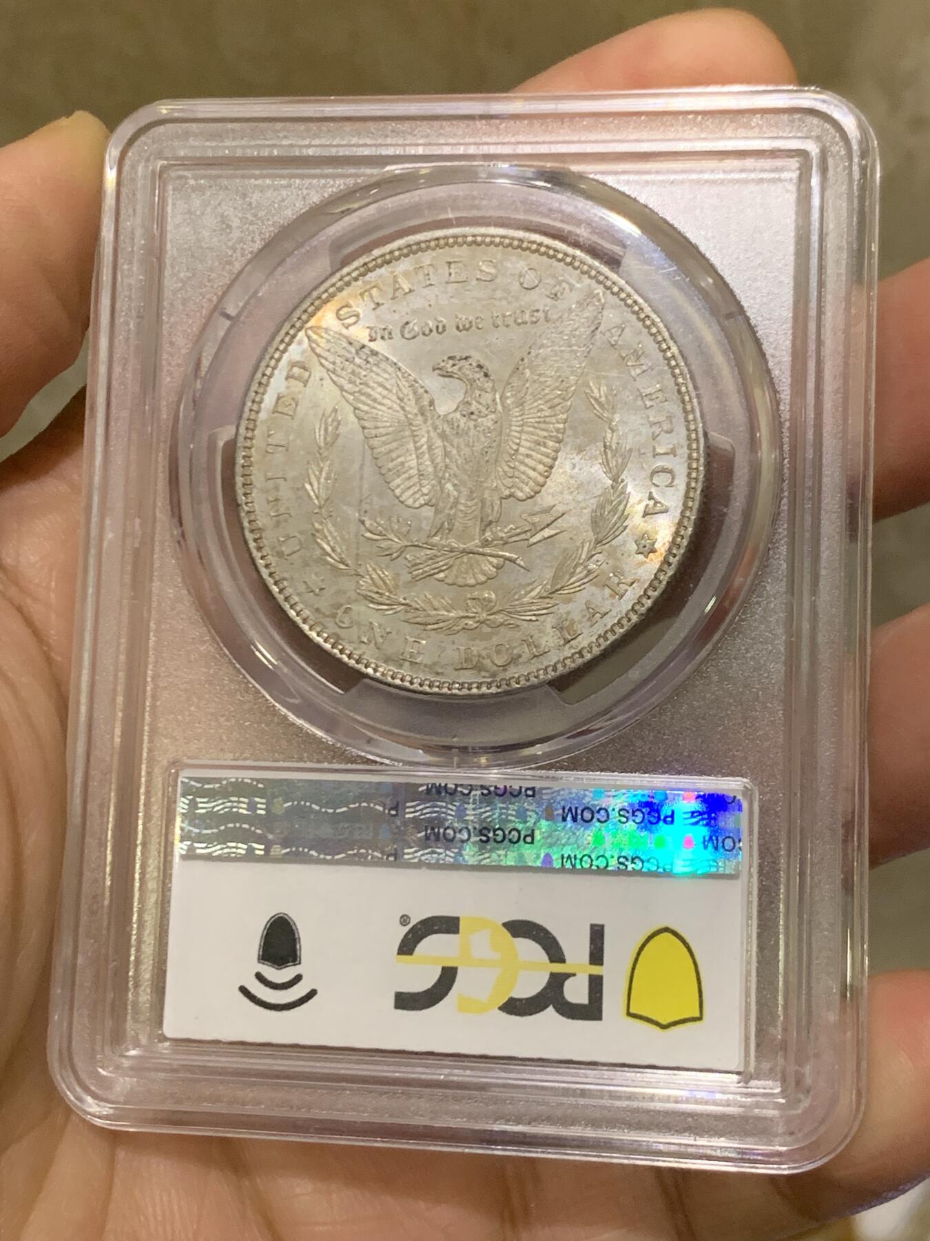 《竞宝斋》第455场 周日，周一 2场连拍 （全场包邮，欢迎送拍） PCGS MS65 美国1898年摩根一美元银币，1898年年份较少，本枚为标准卷首彩，美轮美奂，绚丽五彩，值得重新送评