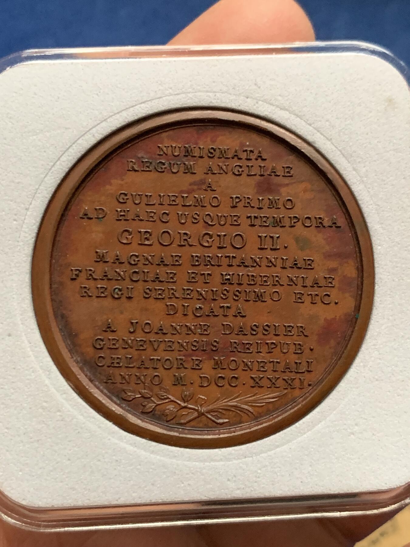 《竞宝斋》第455场 周日，周一 2场连拍 （全场包邮，欢迎送拍） 英王乔治二世纪念铜章，26.8克，40.8mm，雕刻师让·达西尔纪念1731年历代英王与王后系列的首枚，整个系列中很少见的一枚，内容涵盖了从威廉一世到当时在位的乔治二世的英格兰历代君主。正面乔治二世高浮雕像，背面：铭文记事献给大不列颠、法兰西和爱尔兰最尊贵的国王乔治二世。未使用状态，保存很好。