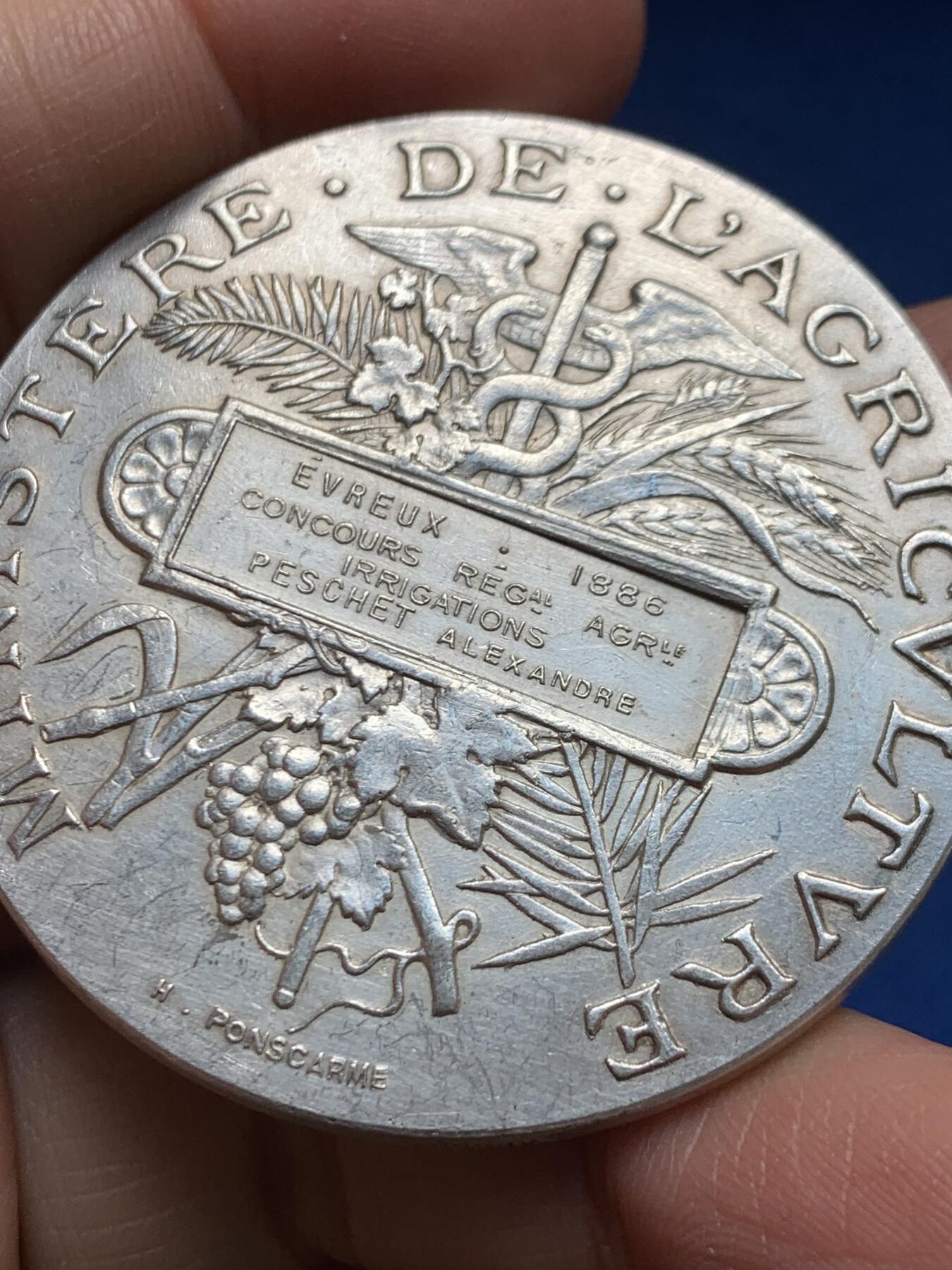 《竞宝斋》第455场 周日，周一 2场连拍 （全场包邮，欢迎送拍） 法国农业部农业竞赛银章，正面为农业与商业之神墨丘利，65.35克，50.2MM，丰饶角银标，950银。