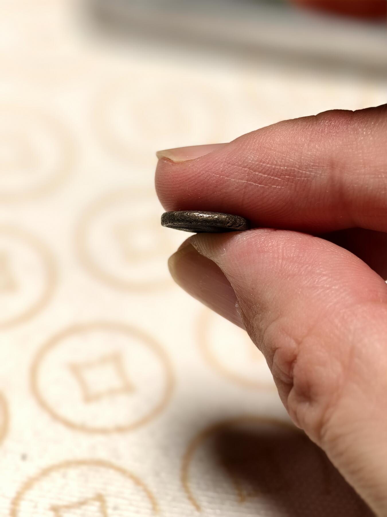 抚柳草堂-第六期章牌钱币 奖章勋章限时免佣 满百包邮 放漏专场 三佛齐王国末期至满者伯夷王国早期打制小银币 1.5g重正面有檀香花徽记，背面爪哇岛文，面值1 Unit或称Masa