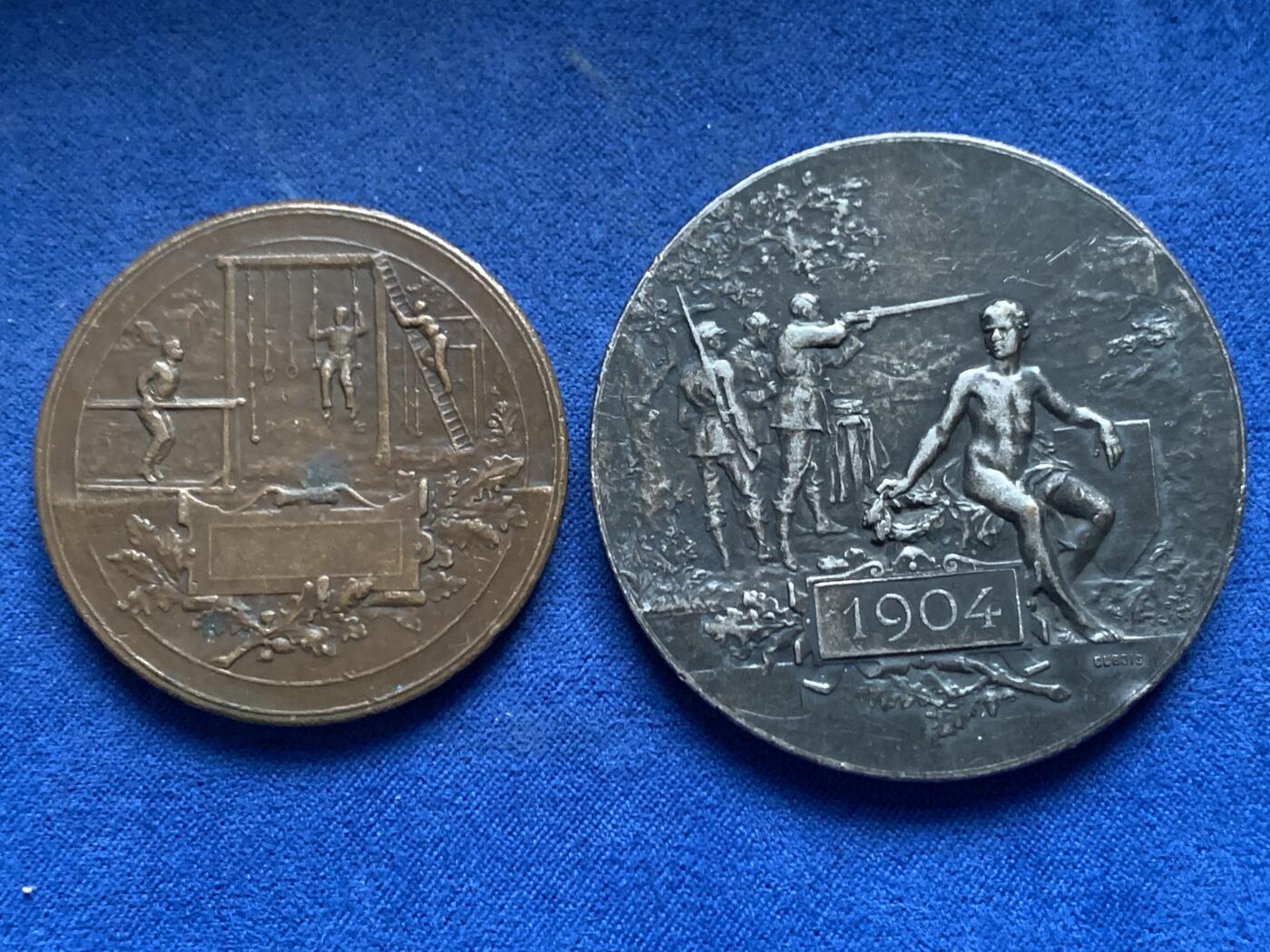 《竞宝斋》第455场 周日，周一 2场连拍 （全场包邮，欢迎送拍） 两枚一组 法国射击节铜章，63克，50.3mm；33.6克，41.2mm。