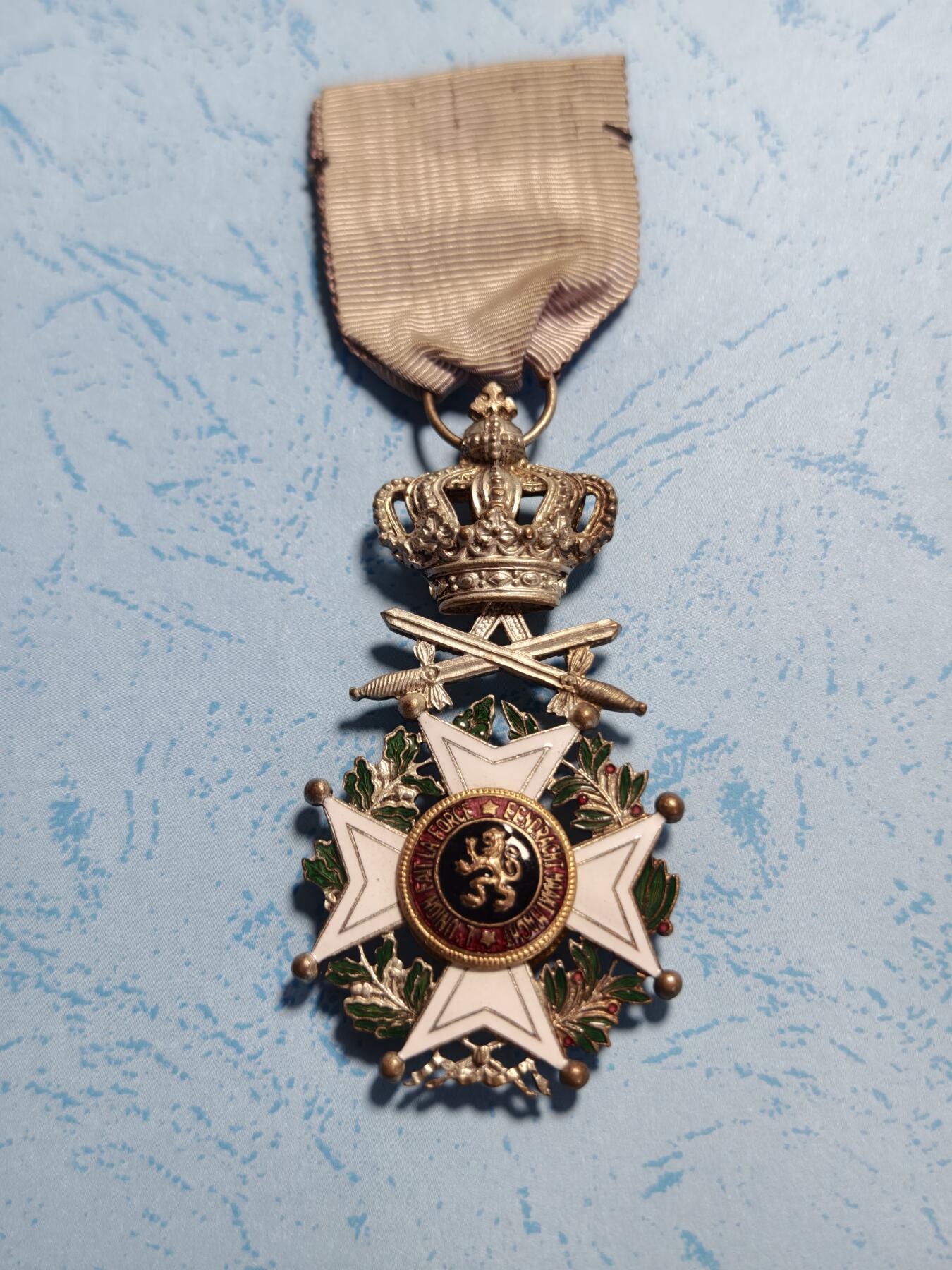 抚柳草堂-第六期章牌钱币 奖章勋章限时免佣 满百包邮 放漏专场 比利时利奥波德一世骑士级勋章 荷法双语版 配剑军事版 章体珐琅彩绘基本完好  狮子图案和皇冠细节清晰