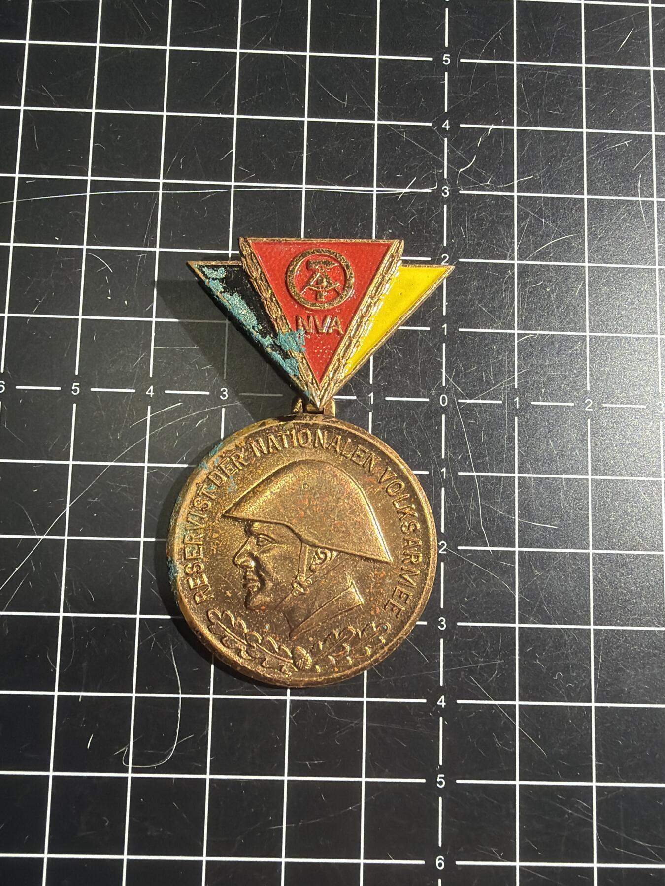 古冰库章牌勋赏收藏0起拍卖 东德人民军铜级军官奖章