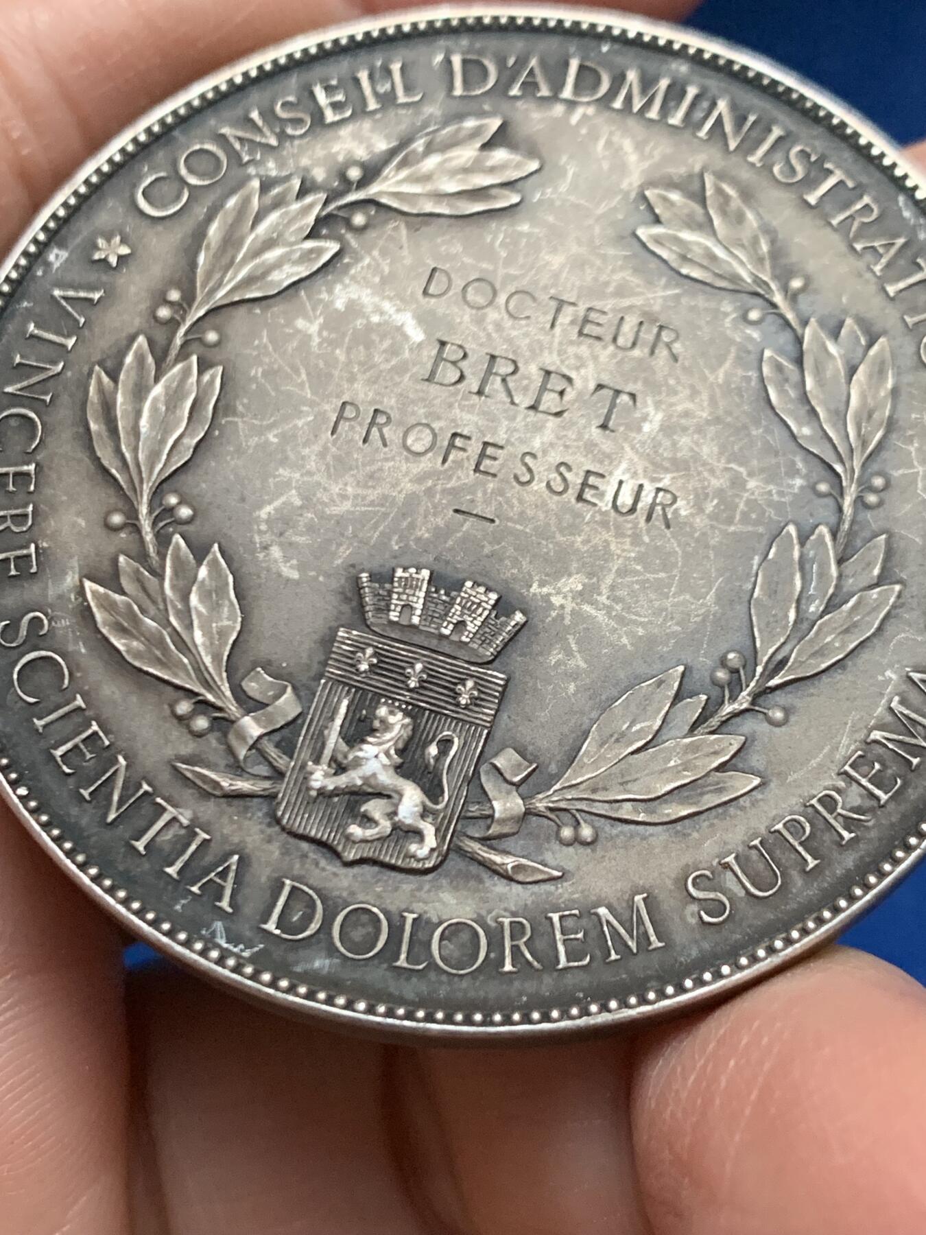 《竞宝斋》第455场 周日，周一 2场连拍 （全场包邮，欢迎送拍） 法国1899年里昂医学院董事会颁发纪念大银章 53.75克 49.8mm 菱形野猪头银 稀有