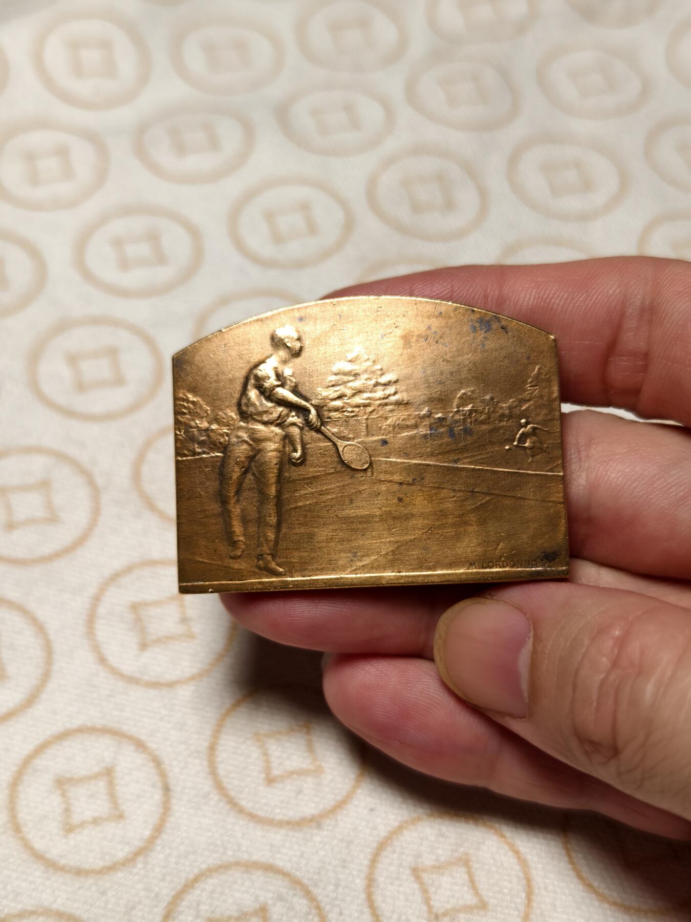 抚柳草堂-第六期章牌钱币 奖章勋章限时免佣 满百包邮 放漏专场 1926法国巴黎回声报网球竞赛方形镀金大铜章 50×36mm 重40.7g 网球题材不错 镀金漂亮 