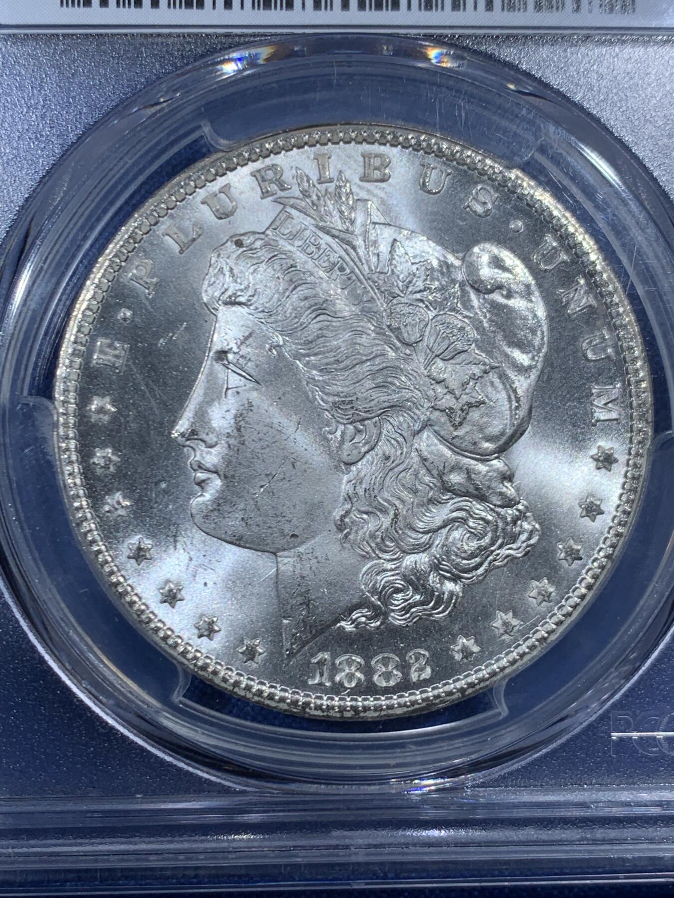 《竞宝斋》第455场 周日，周一 2场连拍 （全场包邮，欢迎送拍） PCGS MS65 美国 1882 CC 摩根 银币 卡森厂 高分难得 十字转光 背面支撑有磕