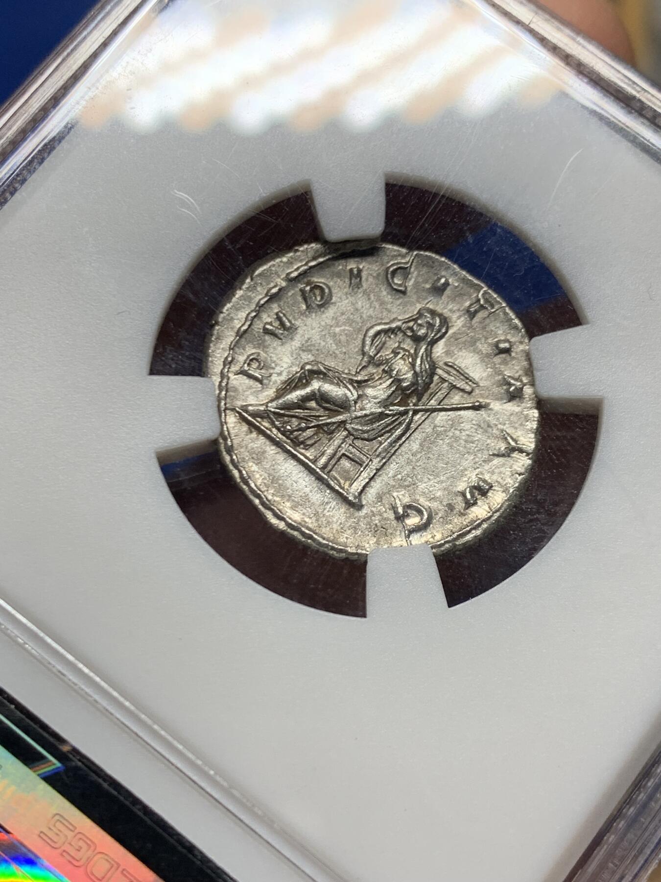 《竞宝斋》第455场 周日，周一 2场连拍 （全场包邮，欢迎送拍） 众诚详评 AU 古罗马帝国 249-251年 1安东尼安 银币 正面为海伦尼娜皇后 背面为贞洁女神站像 打制很好 细节不错 图案少见