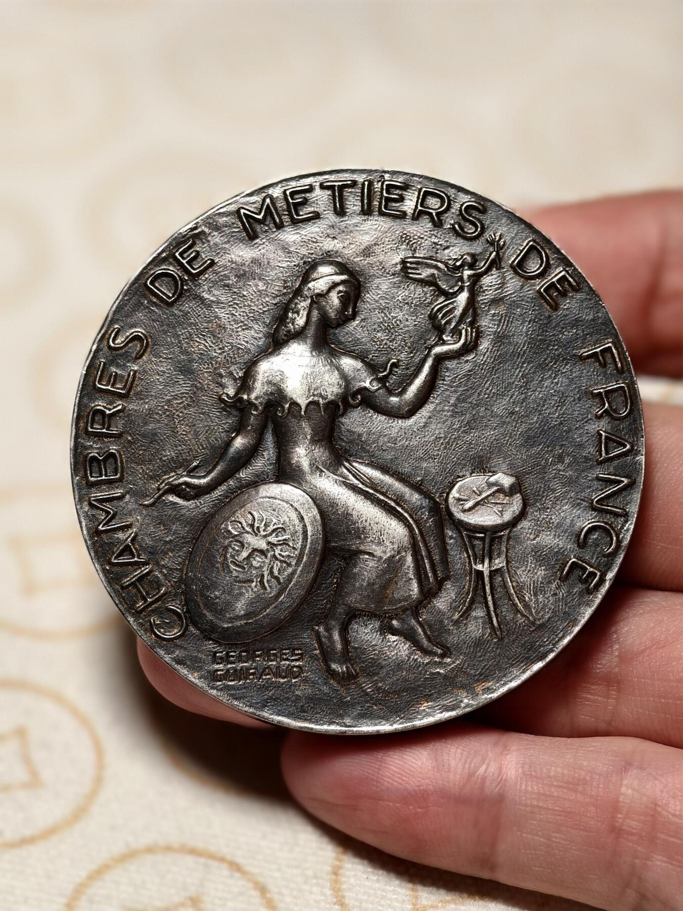 抚柳草堂-第六期章牌钱币 奖章勋章限时免佣 满百包邮 放漏专场 19世纪末-20世纪初法国手工业商会镀银大铜章 大尺寸58mm 重量110.9g 镀层完好漂亮非常厚重可以当镇纸