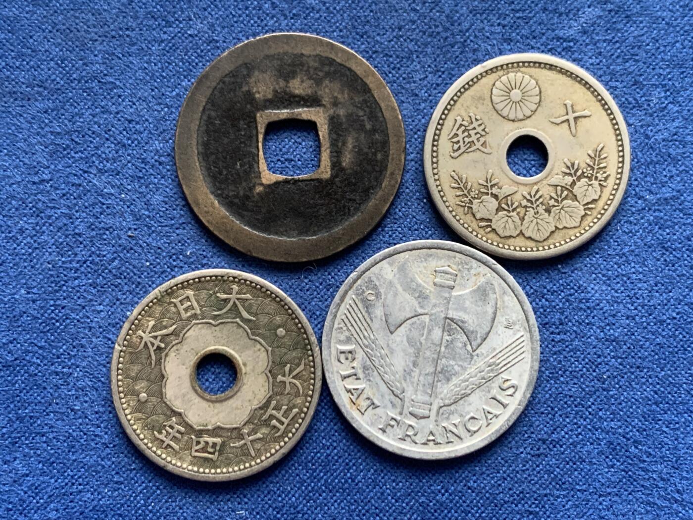 《竞宝斋》第455场 周日，周一 2场连拍 （全场包邮，欢迎送拍） 四枚一组 大正时期十钱镍币两枚+维希法国1944年1法朗铝币+永乐通宝 有裂 细节见图