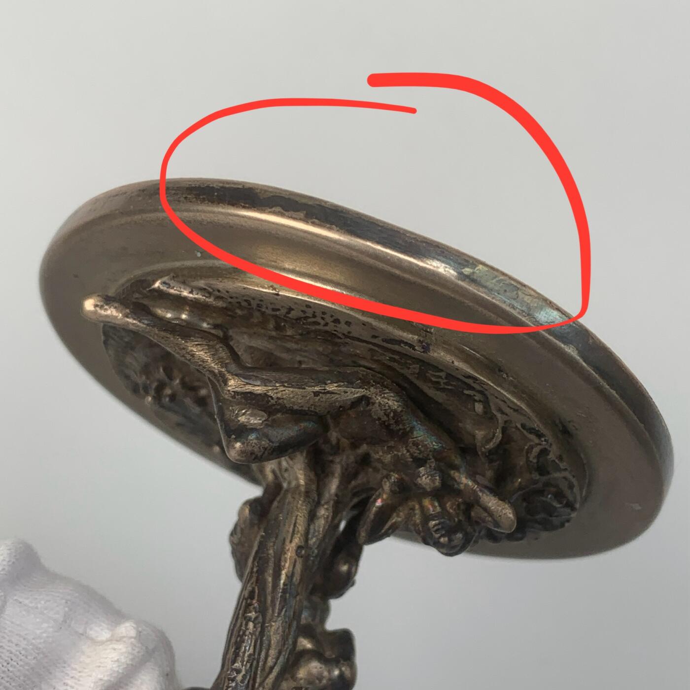 掌中浮雕-藏着的欧洲第048场 意大利潘神银质酒杯。工艺精美，比较少见的立体圆雕杯座和柄座，刻画了半人半羊的潘神与裸女在葡萄树下嬉戏的场景。高度12cm，口径7cm，重量256克，800银戳，底座边缘稍有变形