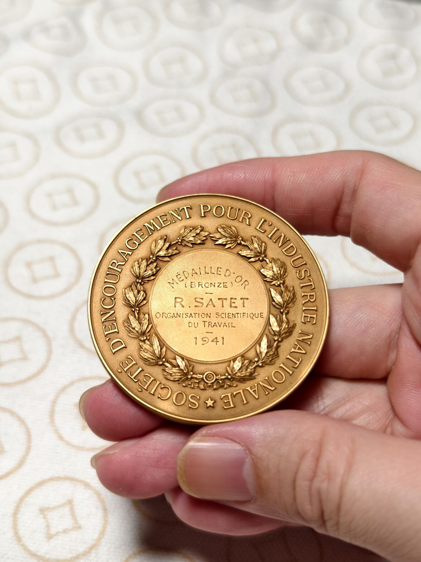 抚柳草堂-第六期章牌钱币 奖章勋章限时免佣 满百包邮 放漏专场 1941法国国家工业鼓励协会镀金大铜章重53.7g 直径50.6mm 丰饶角铜标 品相非常棒镀层完美漂亮极了