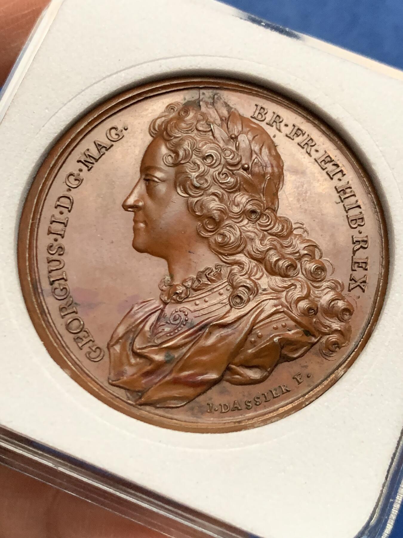 《竞宝斋》第455场 周日，周一 2场连拍 （全场包邮，欢迎送拍） 英王乔治二世纪念铜章，26.8克，40.8mm，雕刻师让·达西尔纪念1731年历代英王与王后系列的首枚，整个系列中很少见的一枚，内容涵盖了从威廉一世到当时在位的乔治二世的英格兰历代君主。正面乔治二世高浮雕像，背面：铭文记事献给大不列颠、法兰西和爱尔兰最尊贵的国王乔治二世。未使用状态，保存很好。