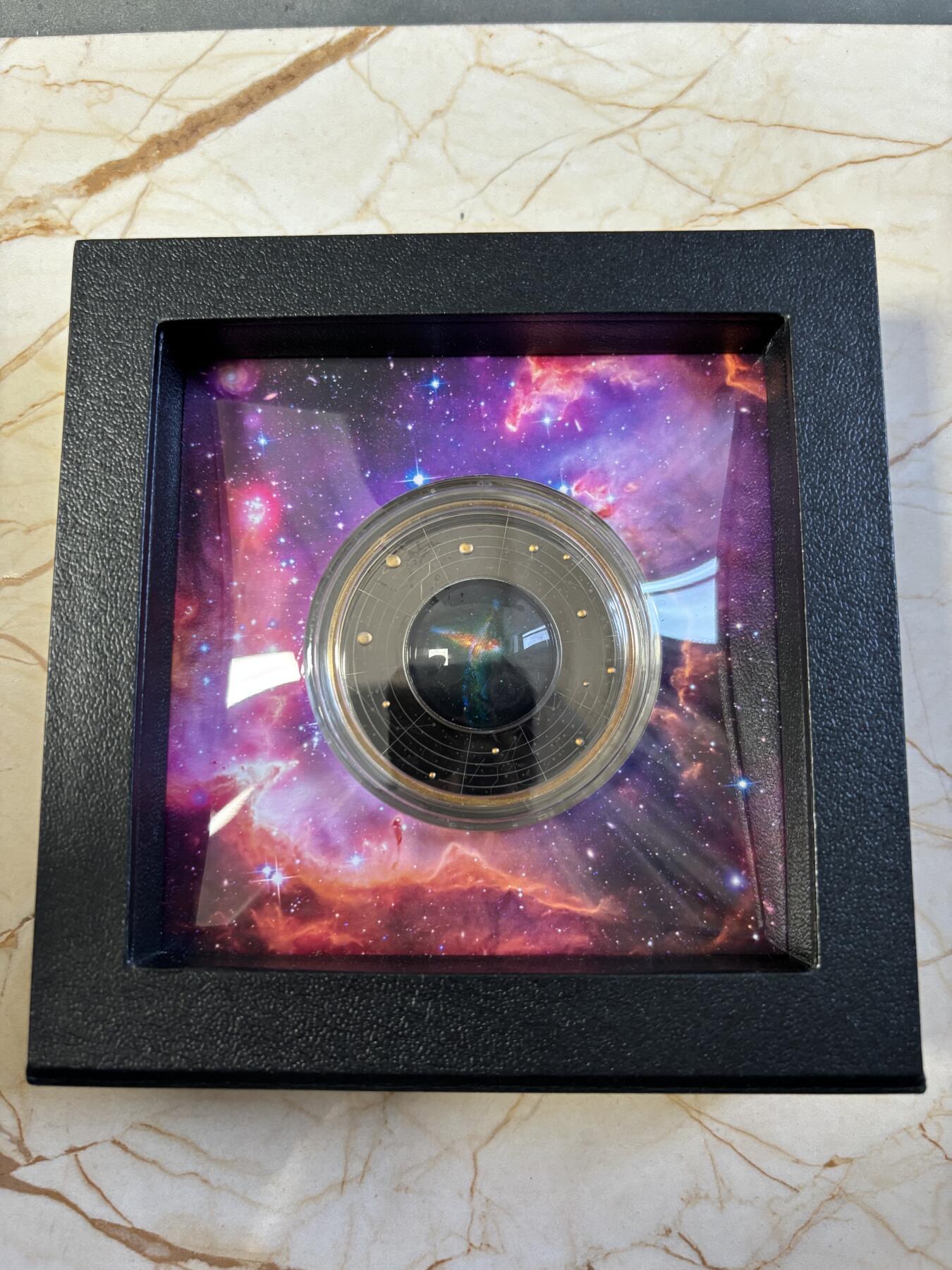 第187期拍卖 喀麦隆2024年银河思考者贝尔三重态 精制纪念银币，999银，17.5克，发行700枚