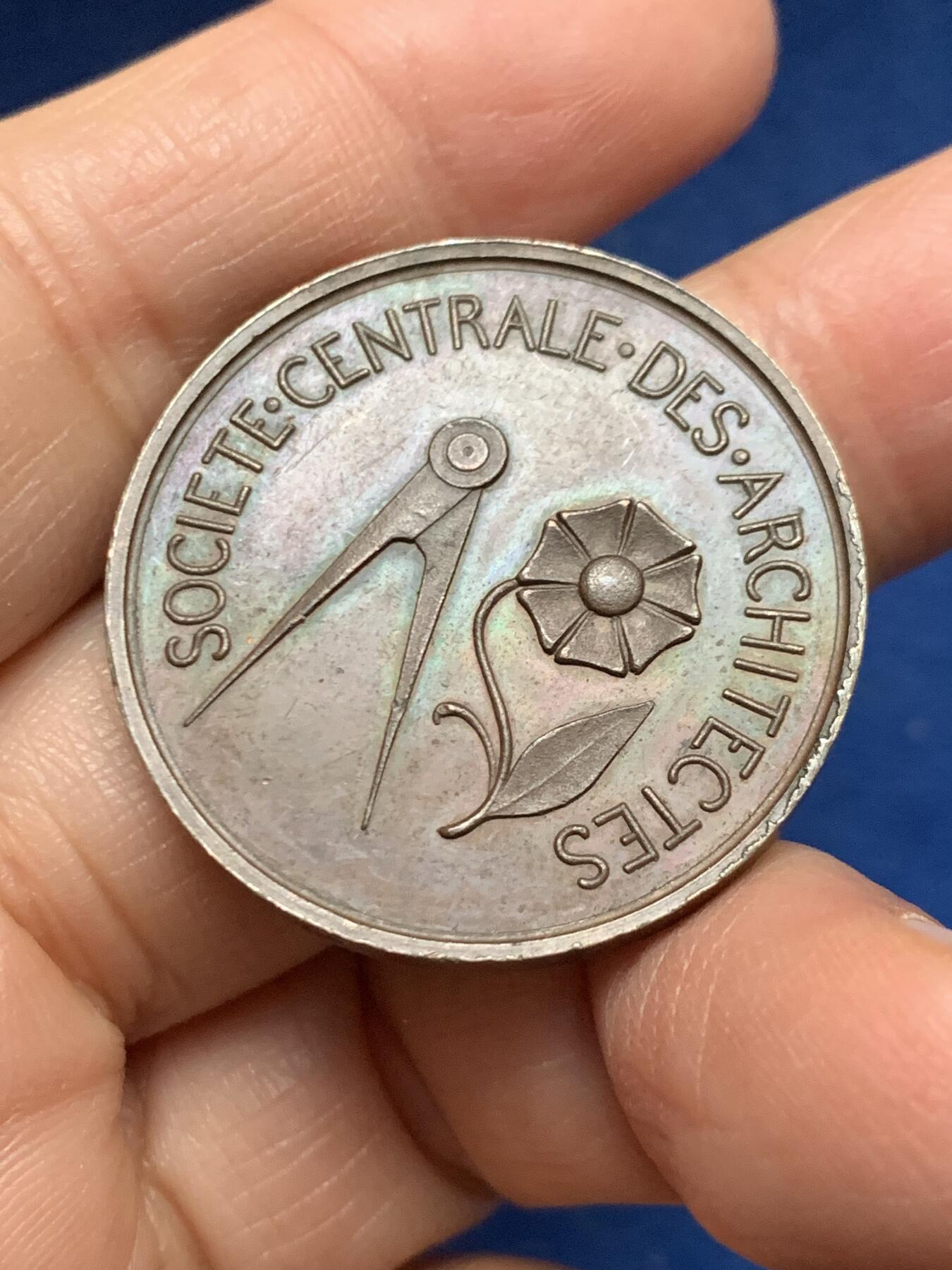 《竞宝斋》第455场 周日，周一 2场连拍 （全场包邮，欢迎送拍） 法国建筑师协会纪念铜章 17.45克 33.2mm 手指铜标 铜质少见