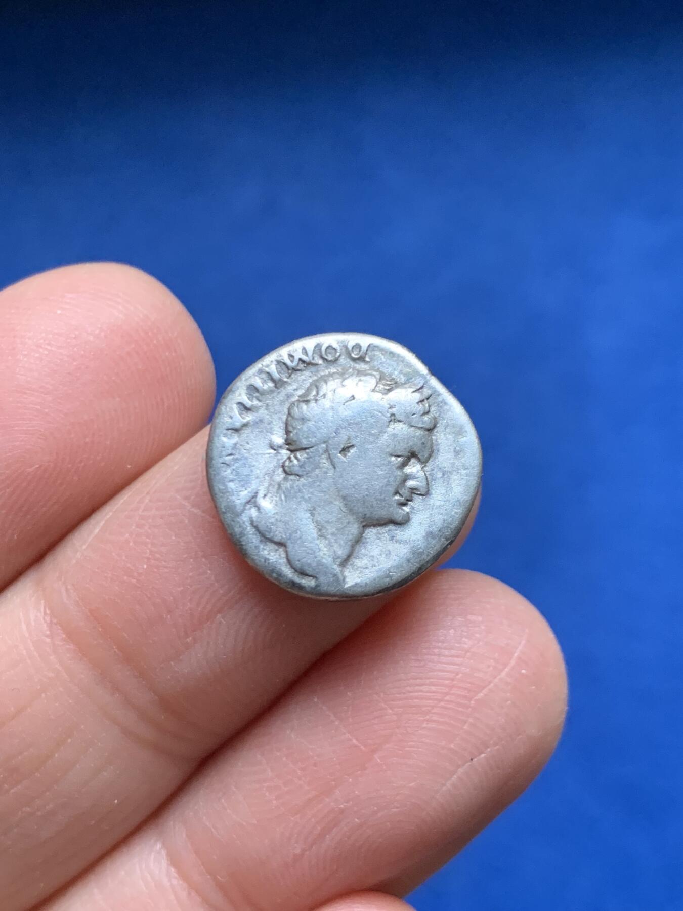 《竞宝斋》第455场 周日，周一 2场连拍 （全场包邮，欢迎送拍） 古罗马 公元77-78年 图密善作为韦帕芗统治下的凯撒时发行的银币 铭文反写 非常少见的品种 2.99克