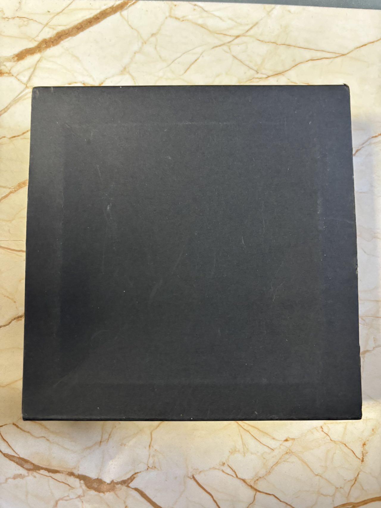 第187期拍卖 纽埃2021年中国龙虎将(1)-(战神)关羽,2盎司超高浮雕仿古镶嵌珊瑚红玉银币。62.2克，发行500枚