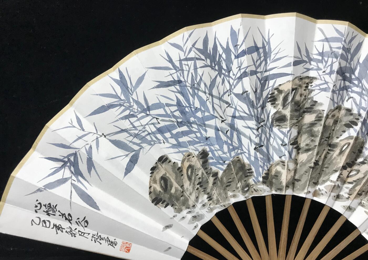 抚柳草堂-第六期章牌钱币 奖章勋章限时免佣 满百包邮 放漏专场 纯手绘墨竹诗文折扇 实力派画家纯手绘 笔墨丰富构图完整 开合设计效果好 长30cm宽2.8cm 扇骨有轻微起皮