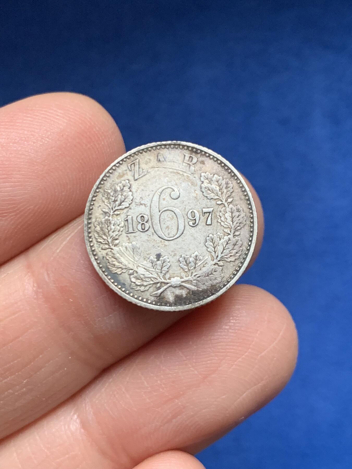 《竞宝斋》第455场 周日，周一 2场连拍 （全场包邮，欢迎送拍） 三枚一组 德兰士瓦共和国 1892年3便士、1897年6便士、1897年1先令 银币 南非的前身之一 仅存在不到50年 这三枚细节都很好 传世包浆 温润原光 经典品种