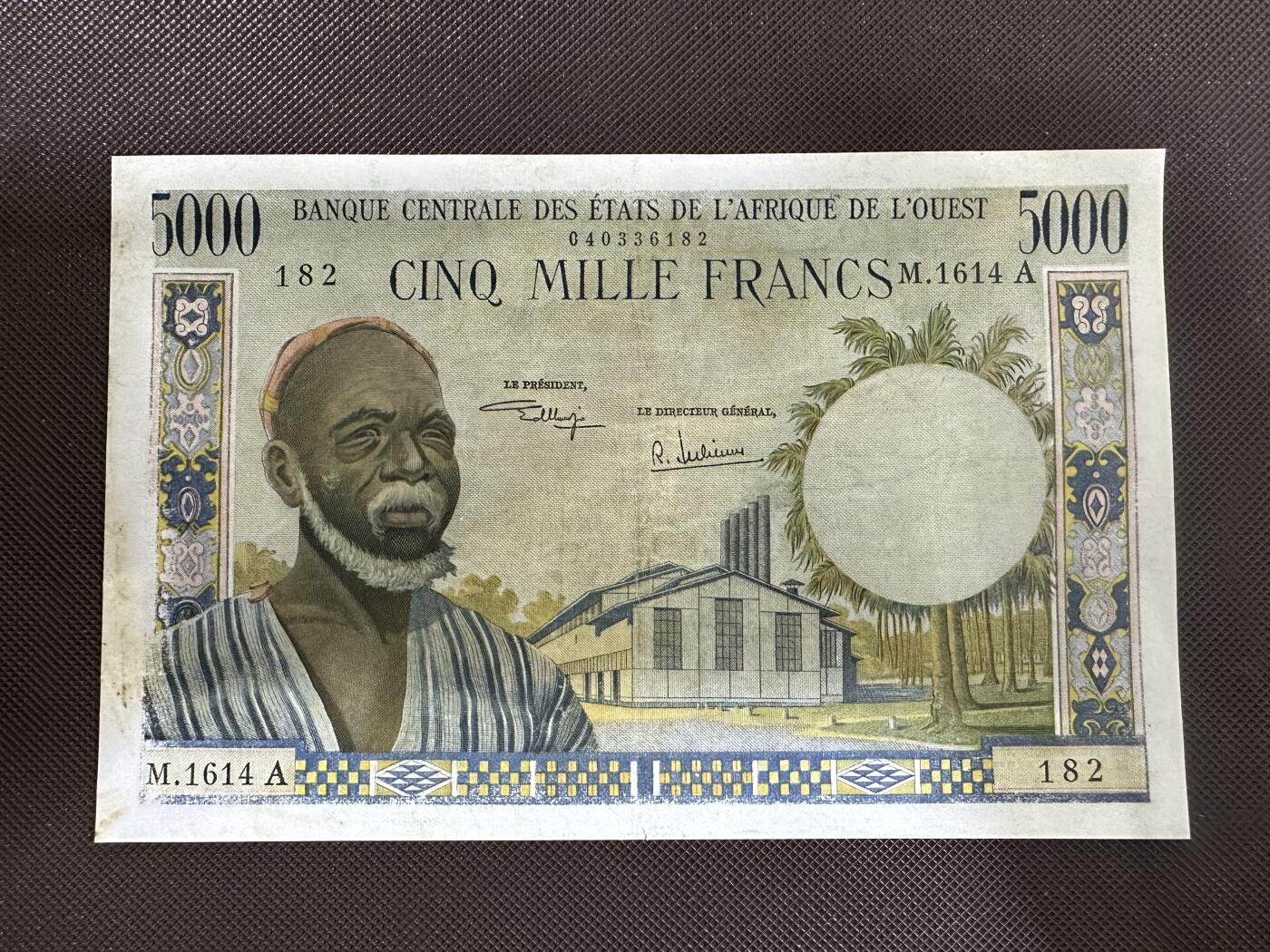 喜羊羊钱币收藏2025第12期(流通品相场) 西非/科特迪瓦	P-104Ah 1961-65年5000法郎	品相如图				M.1614 182			