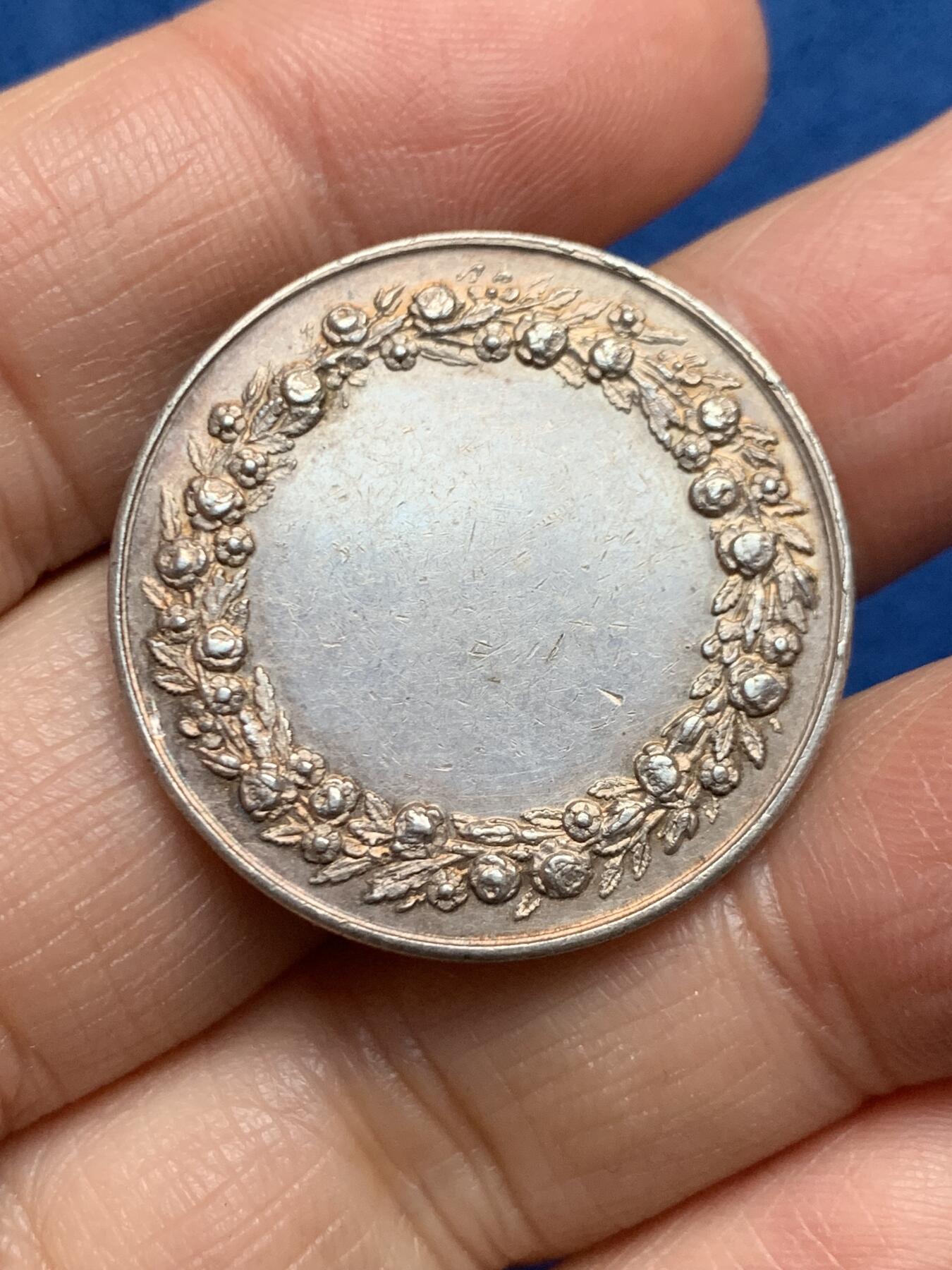 《竞宝斋》第455场 周日，周一 2场连拍 （全场包邮，欢迎送拍） 法国婚姻与爱情纪念银章 背面无刻字 蜜蜂银标 11.92克 30.2MM 披纱