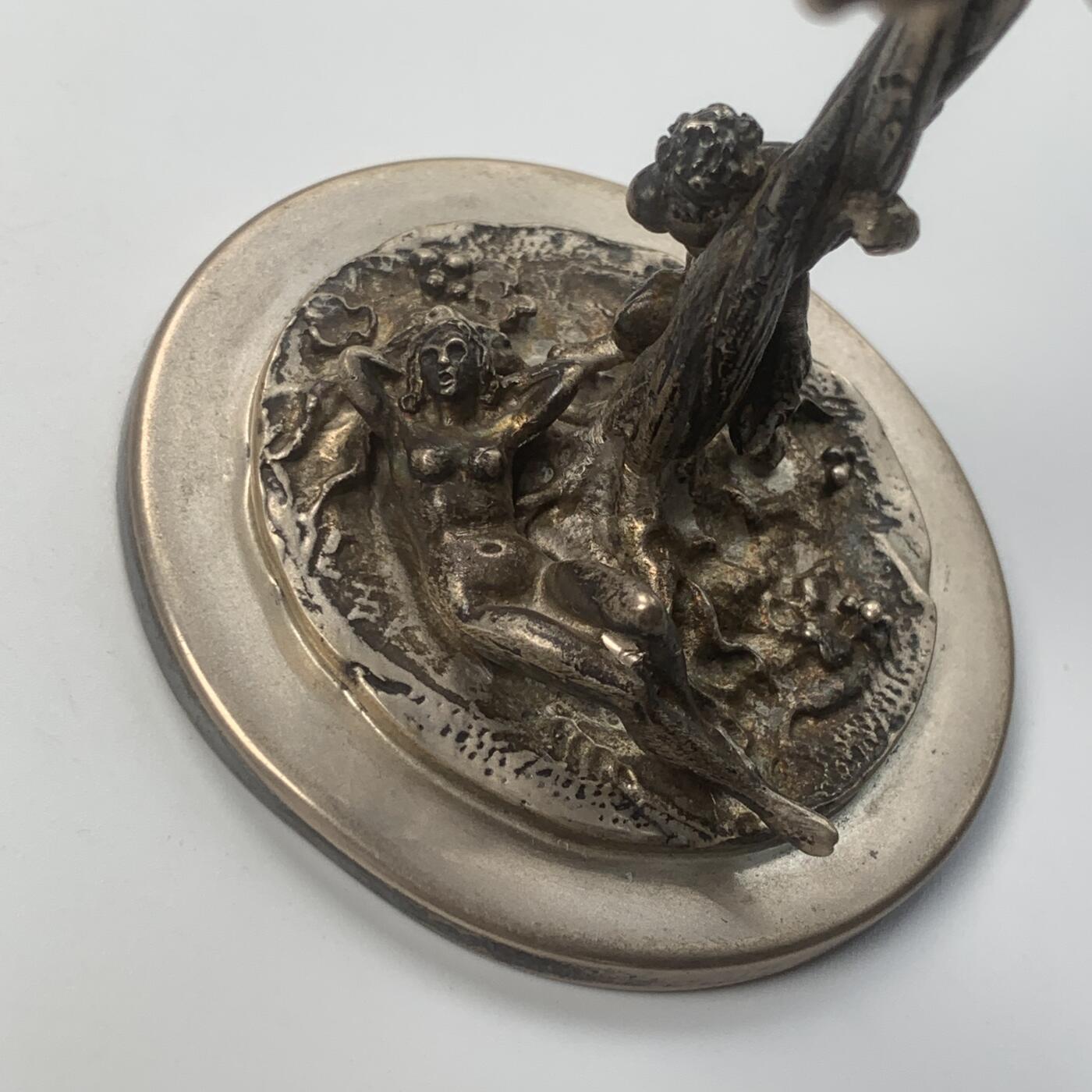 掌中浮雕-藏着的欧洲第048场 意大利潘神银质酒杯。工艺精美，比较少见的立体圆雕杯座和柄座，刻画了半人半羊的潘神与裸女在葡萄树下嬉戏的场景。高度12cm，口径7cm，重量256克，800银戳，底座边缘稍有变形