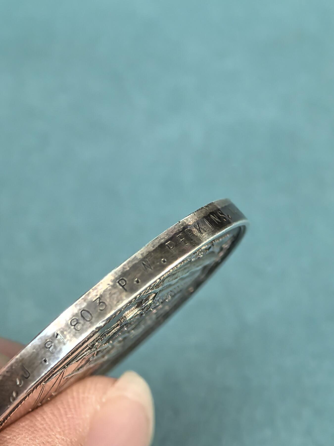 盛世勋华——号角文化勋章邮票专场拍卖第297期 英国海军长期服役和良好表现奖章 乔治五世版 银制 带边铭，授予英国海军潜艇母舰米德维上的水兵，潜艇母舰米德维是英国皇家海军第一艘专门建造的潜艇母舰，1928年7月19日下水，设计可以支援最多18艘O、P和R级潜艇。 在二战爆发之前，它一直在中国海域服役，支援皇家海军第4潜艇舰队，1940年4月离开中国前往地中海执行任务。1942年6月30日，它在亚历山大港附近被德军U-372潜艇发射鱼雷击沉。