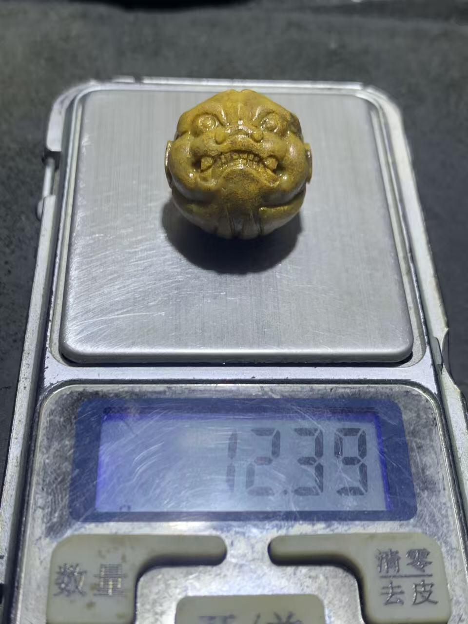 精美黄金草花纹战国红玛瑙亚光手工雕刻瑞兽珠一颗！