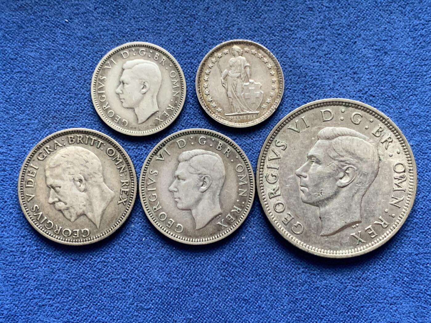 《竞宝斋》第455场 周日，周一 2场连拍 （全场包邮，欢迎送拍） 五枚一组 英国银币三枚（1940年乔治六世1先令+1936年乔治五世1先令+乔治六世1942年6便士）+瑞士1964年半法朗银币 原光+英国1938年乔治六世半克朗银币