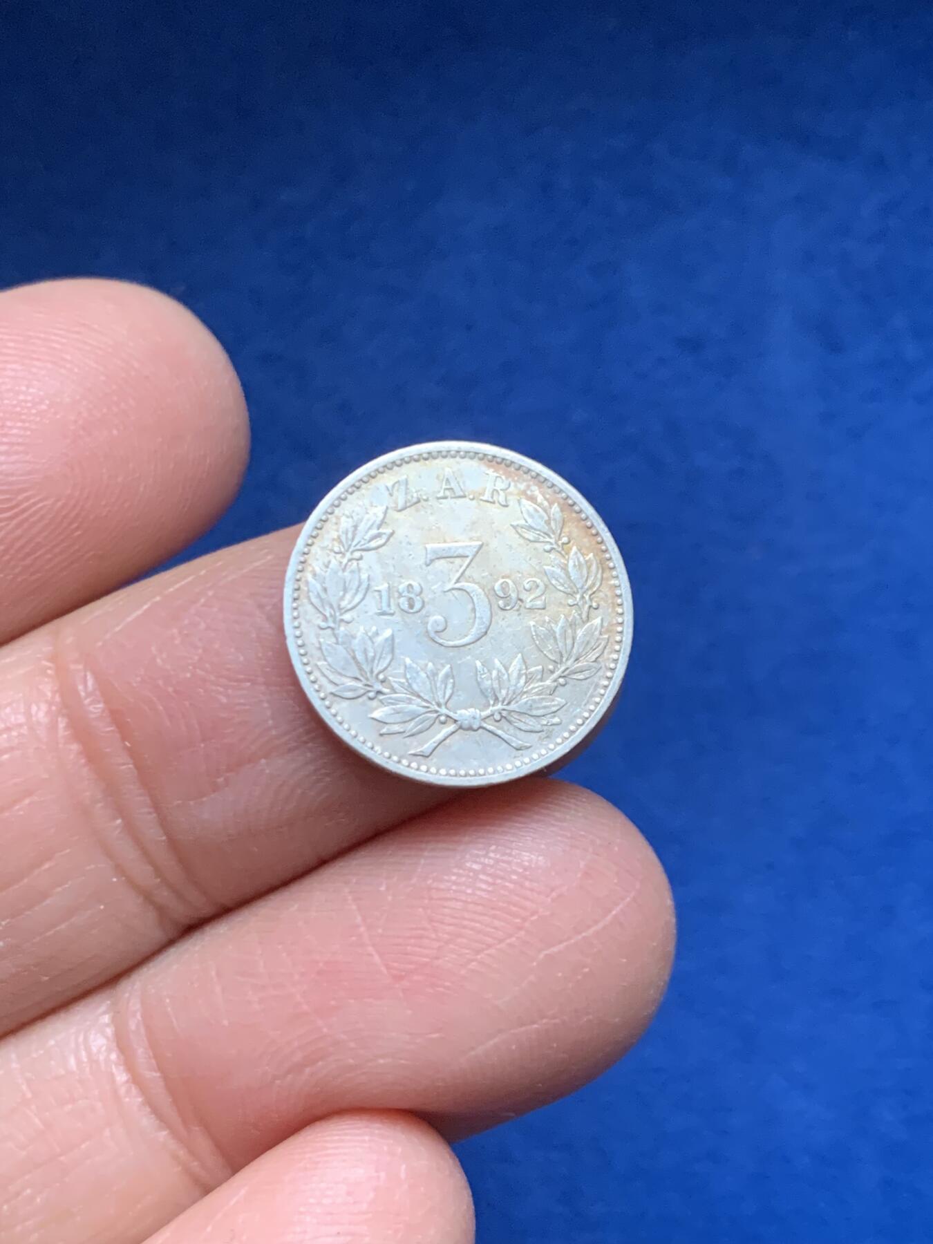 《竞宝斋》第455场 周日，周一 2场连拍 （全场包邮，欢迎送拍） 三枚一组 德兰士瓦共和国 1892年3便士、1897年6便士、1897年1先令 银币 南非的前身之一 仅存在不到50年 这三枚细节都很好 传世包浆 温润原光 经典品种