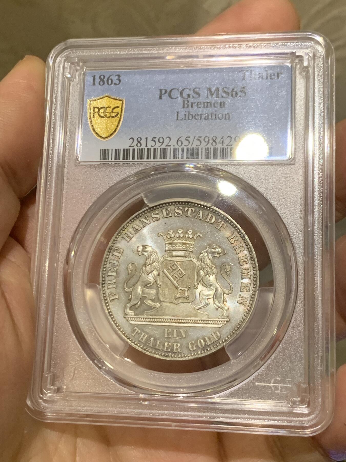 《竞宝斋》第455场 周日，周一 2场连拍 （全场包邮，欢迎送拍） PCGS MS65 德国1863年不莱梅自由市泰勒银币，正面为经典的双狮扶着象征不莱梅的钥匙盾徽，背面为纪念解放德国50周年文字。强烈转光，非常难得的Gem级别不莱梅银币。一枚66在最近Ha拍了近9000人民币。