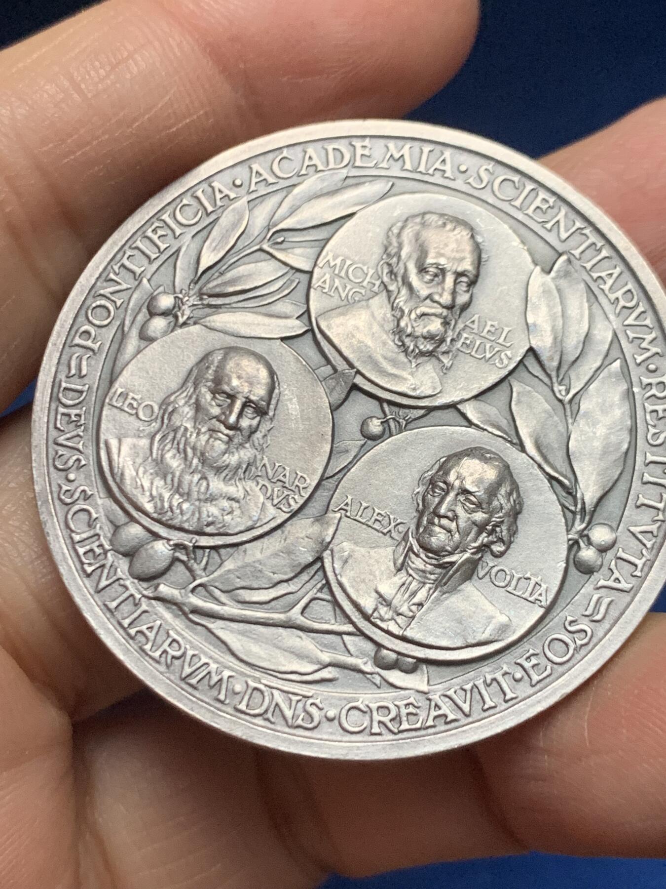 《竞宝斋》第455场 周日，周一 2场连拍 （全场包邮，欢迎送拍） 梵蒂冈教宗庇护十一世科学院纪念大银章，直径：44.2mm，重：38.75g