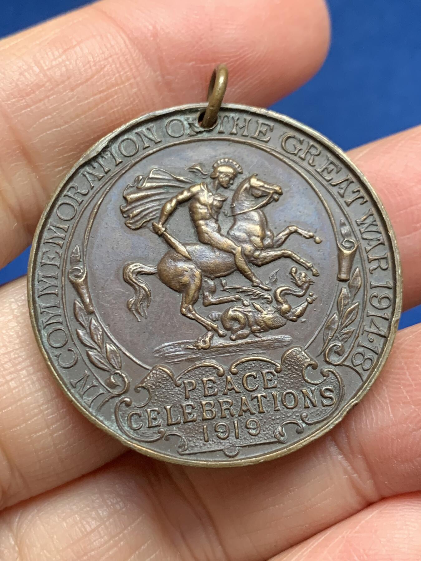 《竞宝斋》第455场 周日，周一 2场连拍 （全场包邮，欢迎送拍） 英国1919年马剑造型胜利与和平纪念铜章，经典优雅，少见品种。19.6克，34.8mm。