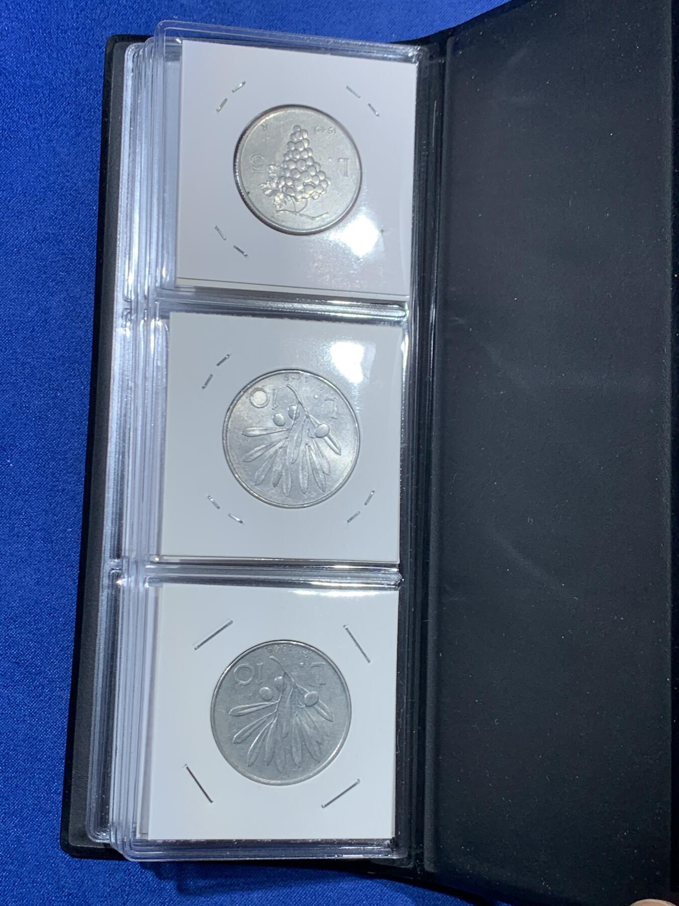 《竞宝斋》第455场 周日，周一 2场连拍 （全场包邮，欢迎送拍） 意大利套币一组18枚，含飞马币两枚，三枚火炬女神，其余都是稀有五十年代的，常见的为七十年代。版本细节见图