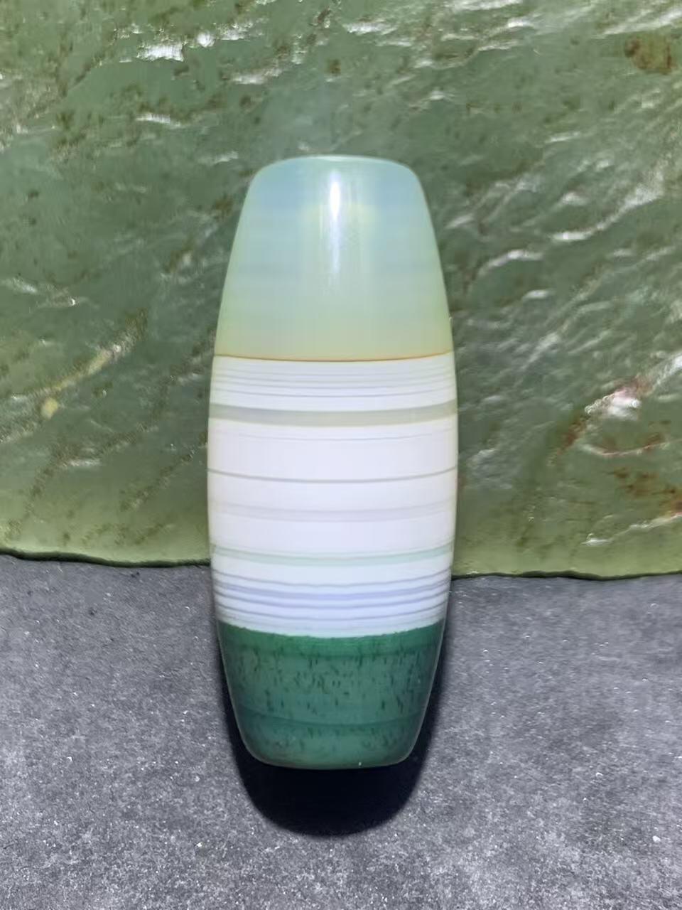精美冰透高玉化瓷白绿双色缠丝玛瑙桶珠一颗，