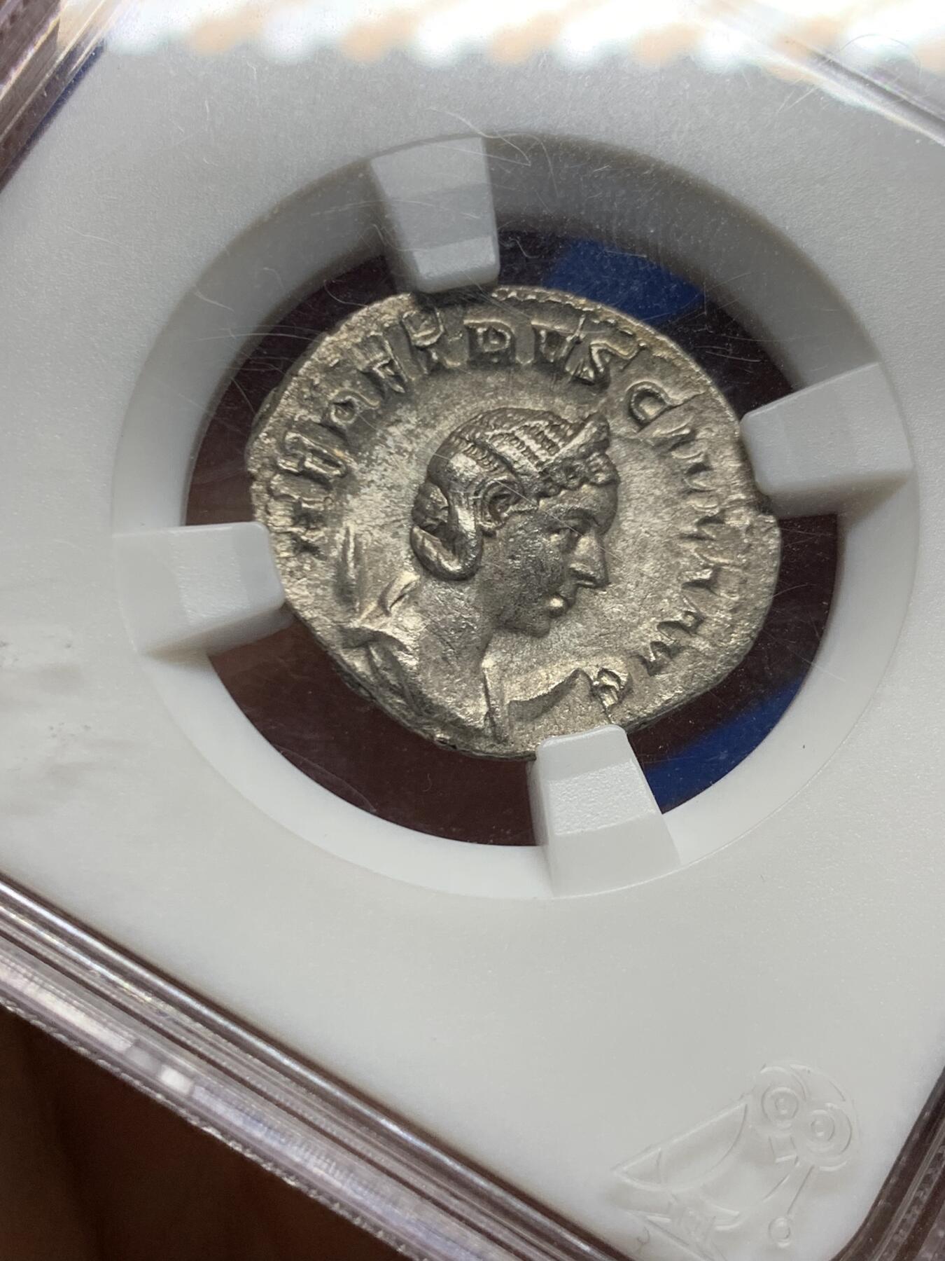 《竞宝斋》第455场 周日，周一 2场连拍 （全场包邮，欢迎送拍） 众诚详评 AU 古罗马帝国 249-251年 1安东尼安 银币 正面为海伦尼娜皇后 背面为贞洁女神站像 打制很好 细节不错 图案少见