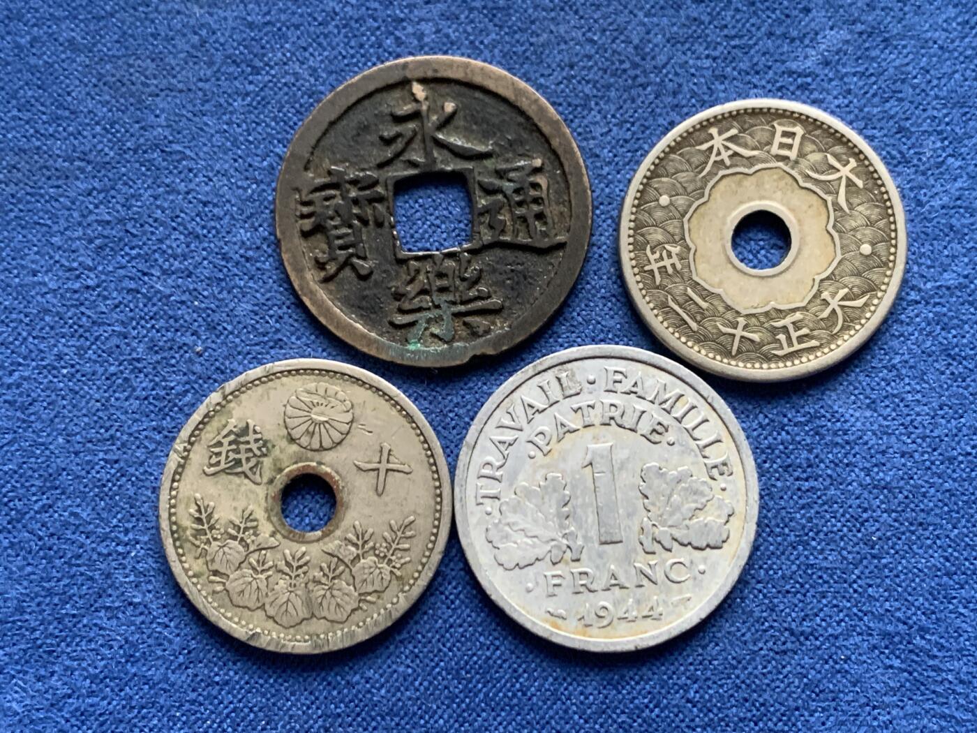 《竞宝斋》第455场 周日，周一 2场连拍 （全场包邮，欢迎送拍） 四枚一组 大正时期十钱镍币两枚+维希法国1944年1法朗铝币+永乐通宝 有裂 细节见图