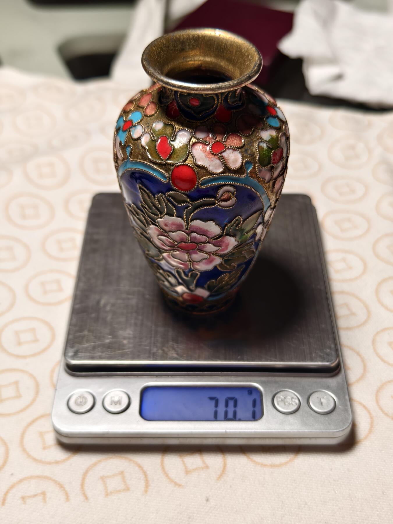 抚柳草堂-第六期章牌钱币 奖章勋章限时免佣 满百包邮 放漏专场 80年代出口创汇时期景泰蓝小花瓶 铜胎掐丝珐琅纯手工小花瓶 高10cm左右 重70.1g