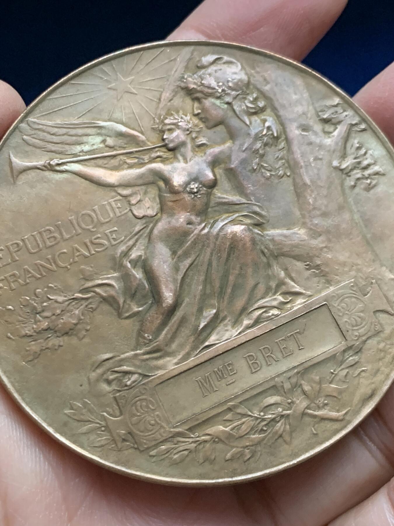 《竞宝斋》第455场 周日，周一 2场连拍 （全场包邮，欢迎送拍） 法国1889年巴黎世博会纪念大铜章 104.25克 62.8mm 丰饶角铜标