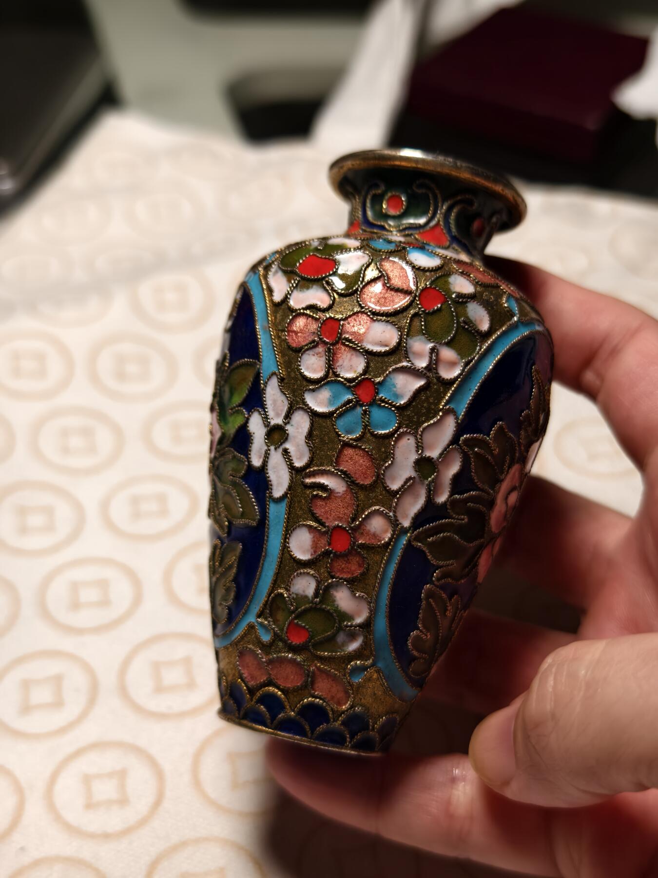 抚柳草堂-第六期章牌钱币 奖章勋章限时免佣 满百包邮 放漏专场 80年代出口创汇时期景泰蓝小花瓶 铜胎掐丝珐琅纯手工小花瓶 高10cm左右 重70.1g